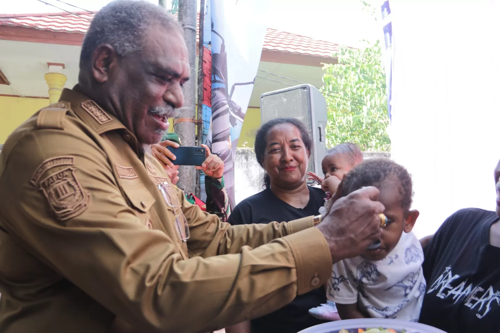 Wali Kota Jayapura, Abisai Rollo saat memberikan vitamin kepada seorang balita saat soft launching program PMT di Posyandu Wijaya Kusuma Kotaraja. (CEPOSONLINE.COM/HANS PALEN)