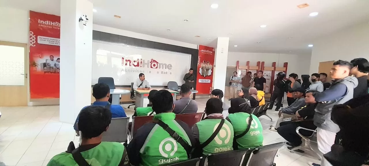 Komunitas gojek, kurir dan maxim di Kota Merauke saat geruduk Kantor Telkom, Selasa (19/8/2025)  Ceposonline.com/istimewa