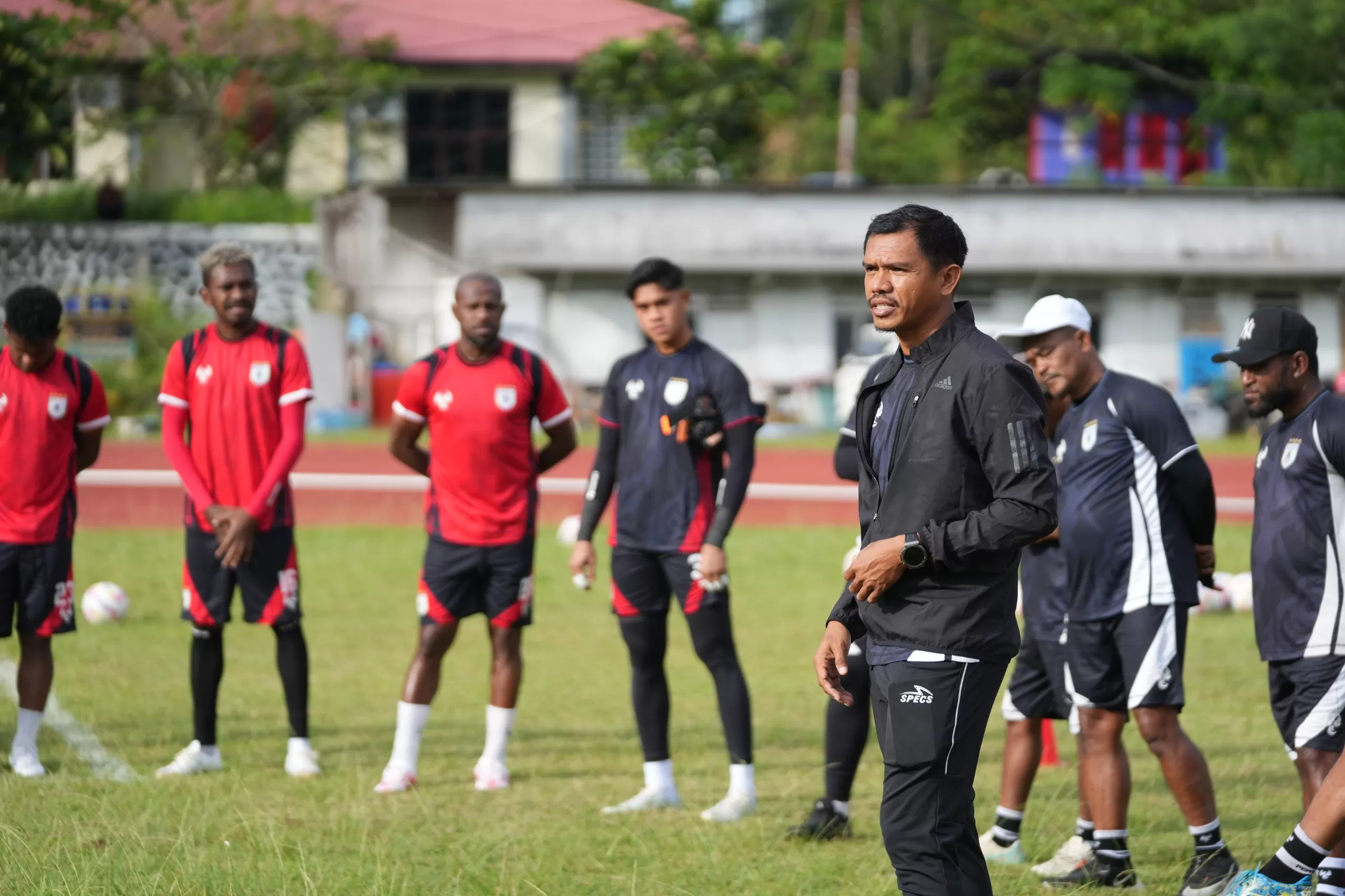 Pelatih Persipura, Ricardo Salampessy saat memberikan arahan kepada pemain disela-sela latihan di Stadion Mahacandra Uncen, Rabu (20/8/2025) pagi. (Persipura).