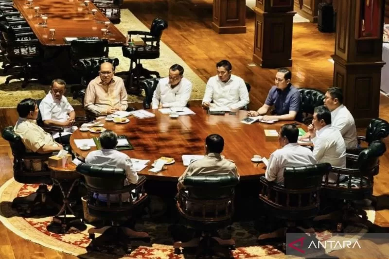 Presiden Prabowo Subianto memimpin rapat terbatas di kediaman pribadinya di Bukit Hambalang, Kabupaten Bogor, Jawa Barat, Rabu (20/8/2025).  (ANTARA/HO-Sekretariat Kabinet)