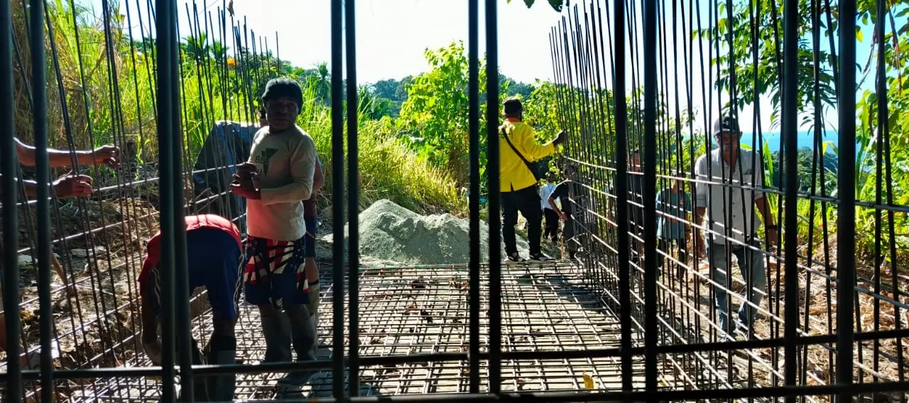 Pembangunan SPAM untuk bak penampung air bersih di Kampung Ambora, Distrik Demta.(CEPOSONLINE.COM/ISTIMEWA)