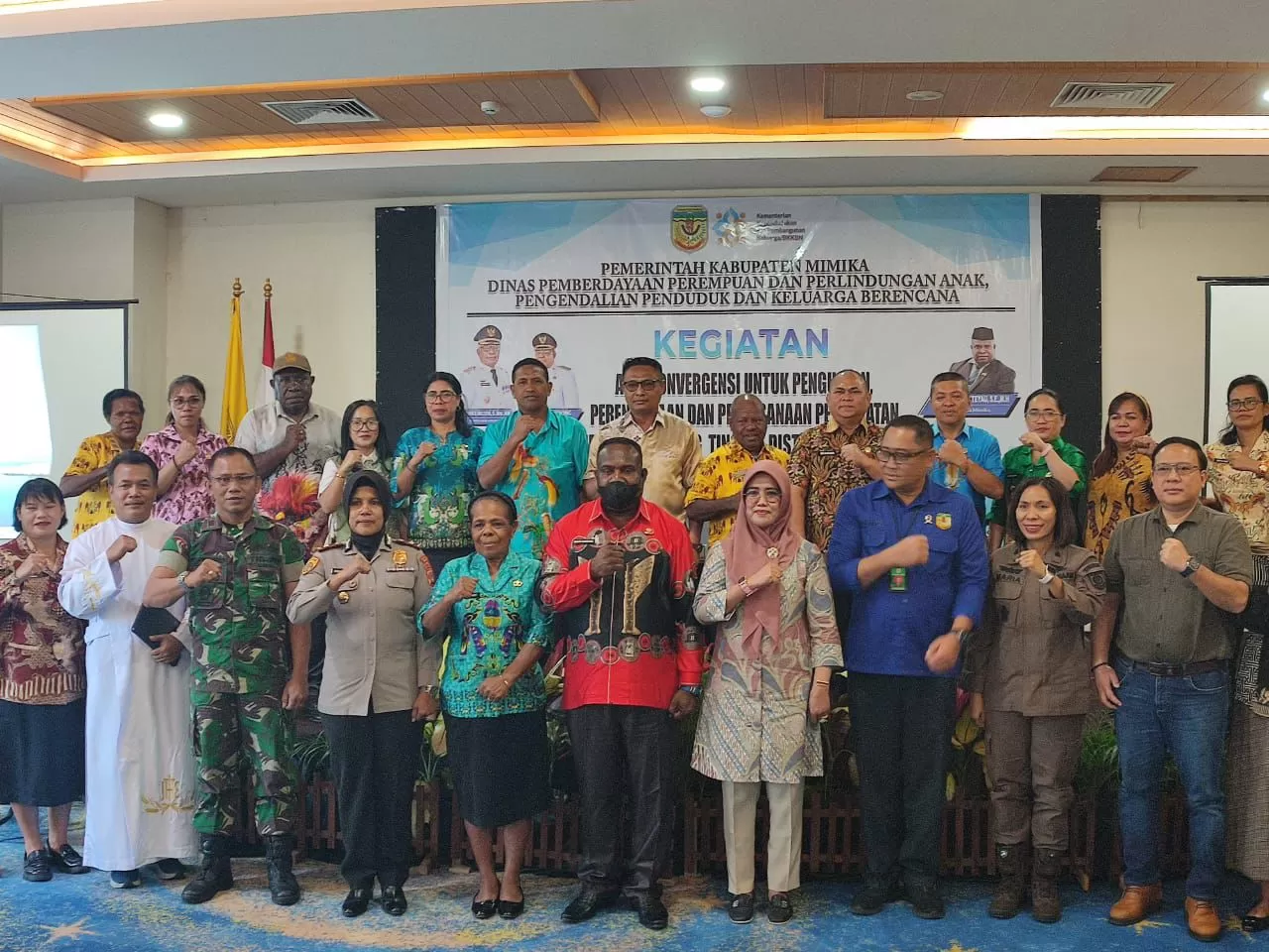 Foto bersama pembukaan kegiatan aksi konvergensi percepatan penurunan stunting di Hotel Horison Ultima, Kamis (21/8/2025). (Foto: Cenderawasih Pos/Moh. Wahyu Welerubun).