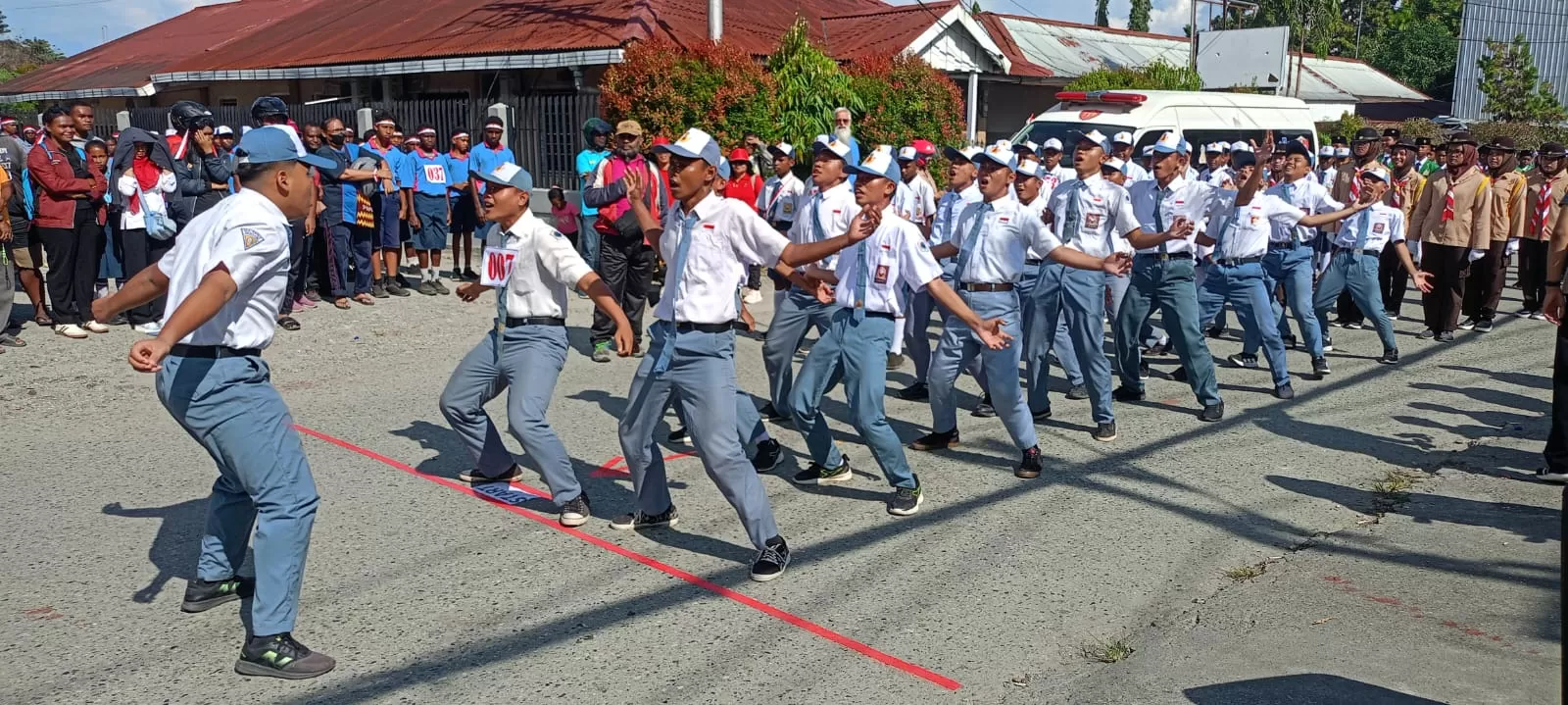 Para pelajar di Kabupaten Jayapura mengikuti lomba gerak jalan yang diselenggarakan Dinas Pendidikan Kabupaten Jayapura dalam memperingati HUT ke-80 RI Tingkat Kabupaten Jayapura, di Sentani, (14/8/25