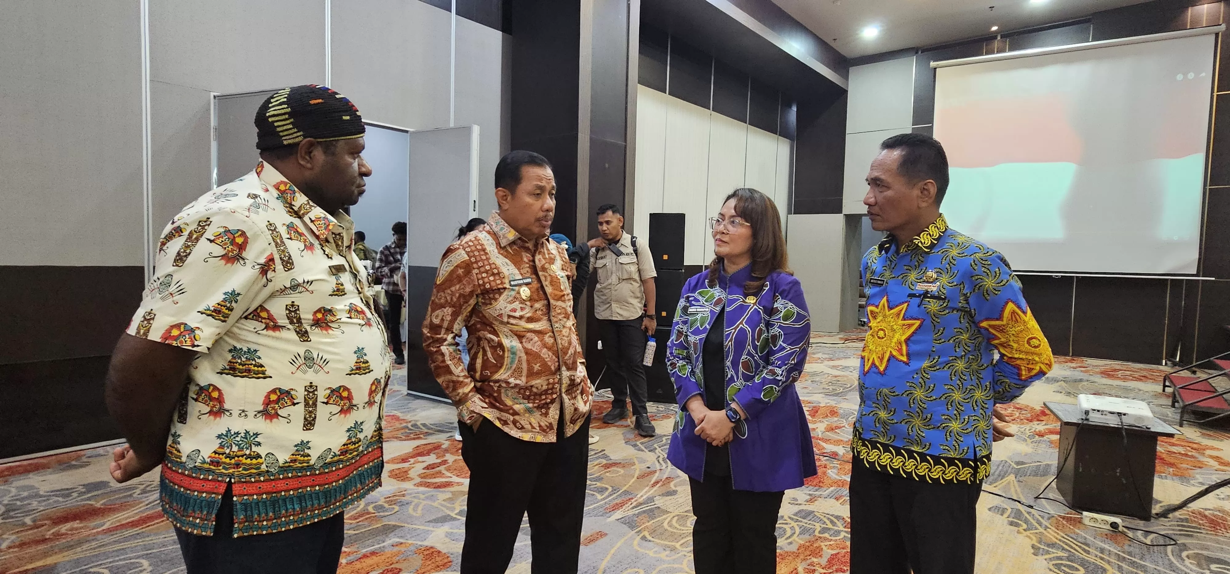 Wakil Wali Kota Jayapura, Rustan Saru saat berdiskusi dengan beberapa pimpinan OPD, Kamis (21/8/2025). (CEPOSONLINE.COM/HANS PALEN)