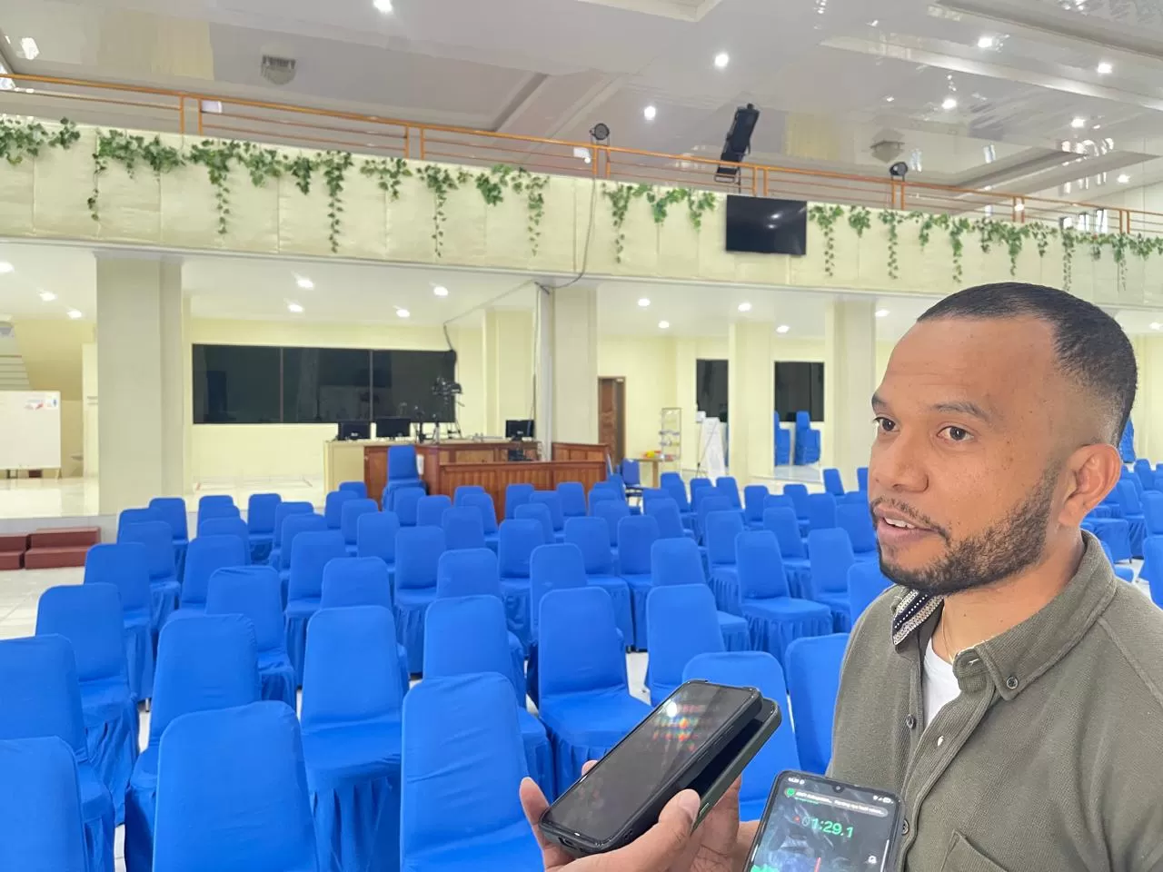 Perwakilan Gembala GPDI El Shaday Wamena Pdt.Doni Emanuel Roem, saat menunjukan bilik multi media tempat barang Kamera Sony dan dua leptop terpasang dalam bangunan gereja GPDI El Shaday, Wamena.