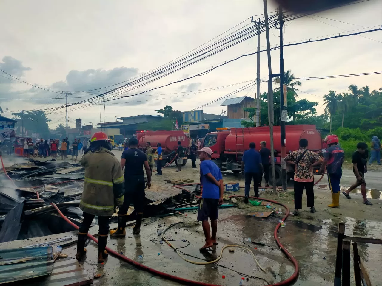 Tim Damkarmat Kota Jayapura saat memadamkan api di beberapa bangunan yang terbakar di Koya Barat, Kamis (21/8/2025). (CEPOSONLINE.COM/DAMKARMAT KOTA JAYAPURA).