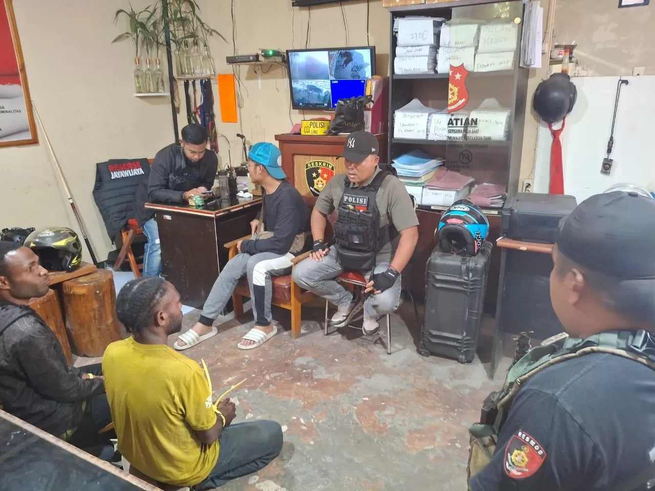Kanit I Tipidum Sat Reskrim Polres Jayawijaya Ipda .M. Torib Basori saat menginterogasi dua Pelaku Curas di Jalan Yosudarso Wamena, Jumat (22/8/2025). (Ceposonline.com/Dok.Polres Jayawijaya).