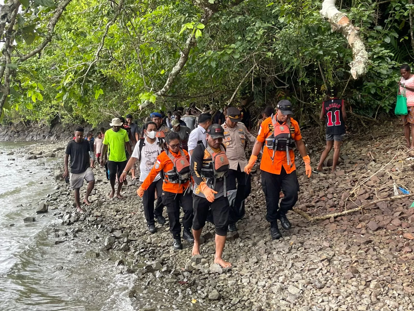 Polisi saat evakuasi jenazah seorang Mahasiswa yang ditemukan meninggal dunia di Pesisir Pantai Kendate, Depapre, Senin (25/8/2025). (CEPOSONLINE.COM/Polres Jayapura)