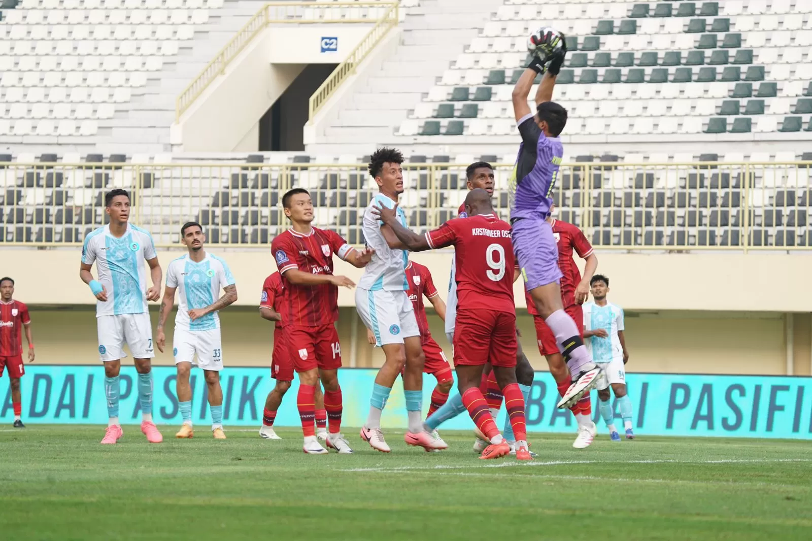 Pemain PSBS Biak saat dikawal ketat pemain Persis Solo dalam pertandingan Super League pekan ketiga yang berlangsung di Stadion Maguwoharjo, Sleman, Sabtu (23/8). (MO PSBS BIAK)