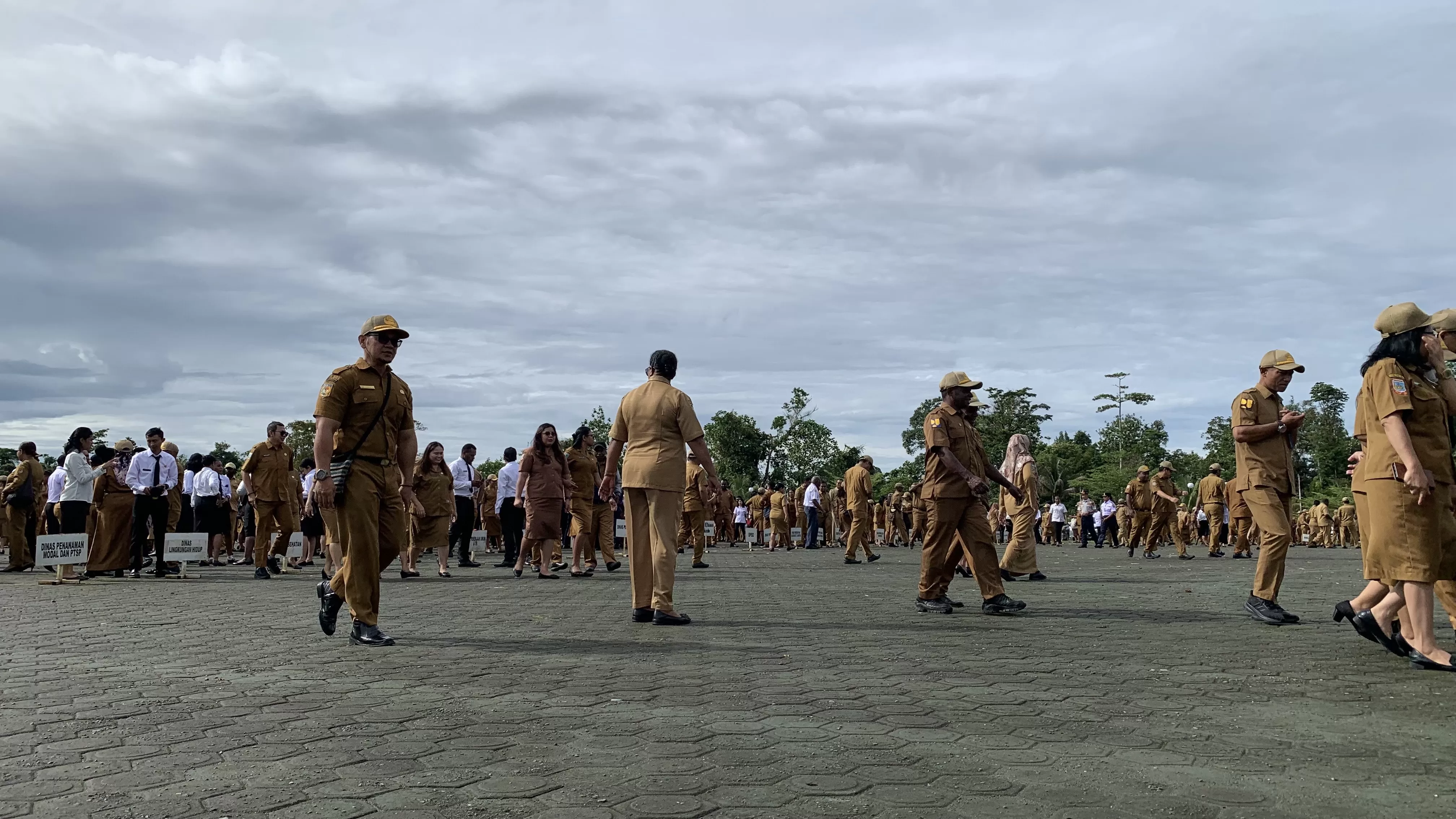 ASN lingkup Pemkab Mimika usai mengikuti apel gabungan OPD di lapangan kantor Pusat Pemerintahan Kabupaten Mimika. (Foto: Cenderawasih Pos/Moh. Wahyu Welerubun).