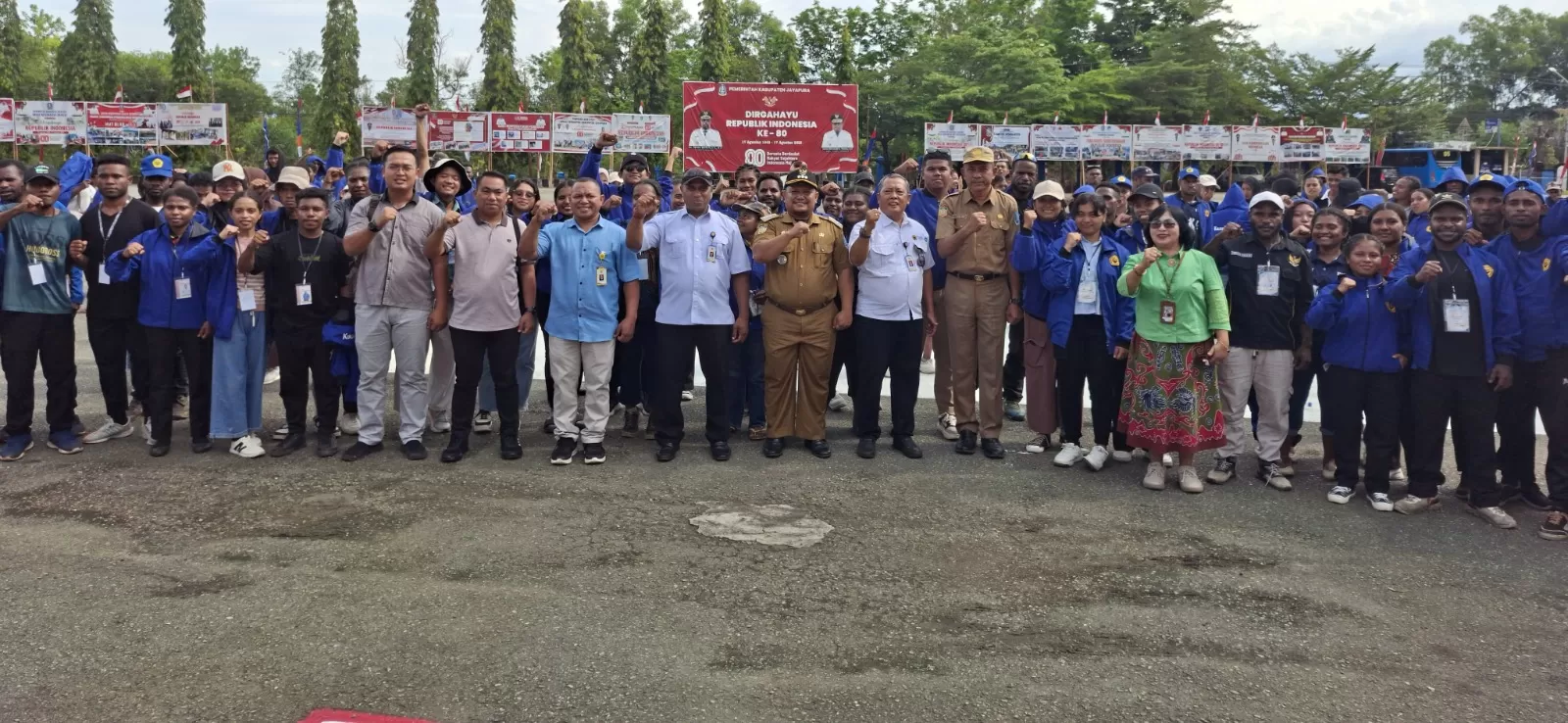 Plt Sekda Kabupaten Jayapura Abdul Rahman Basri bersama Wakil Dekan I FKIP Uncen, C. Tanto,dan mahasiswa FKIP Uncen foto bersama usai merampungkan KKN Mandirinya di Kabupaten Jayapura, Senin (25/8/25)
