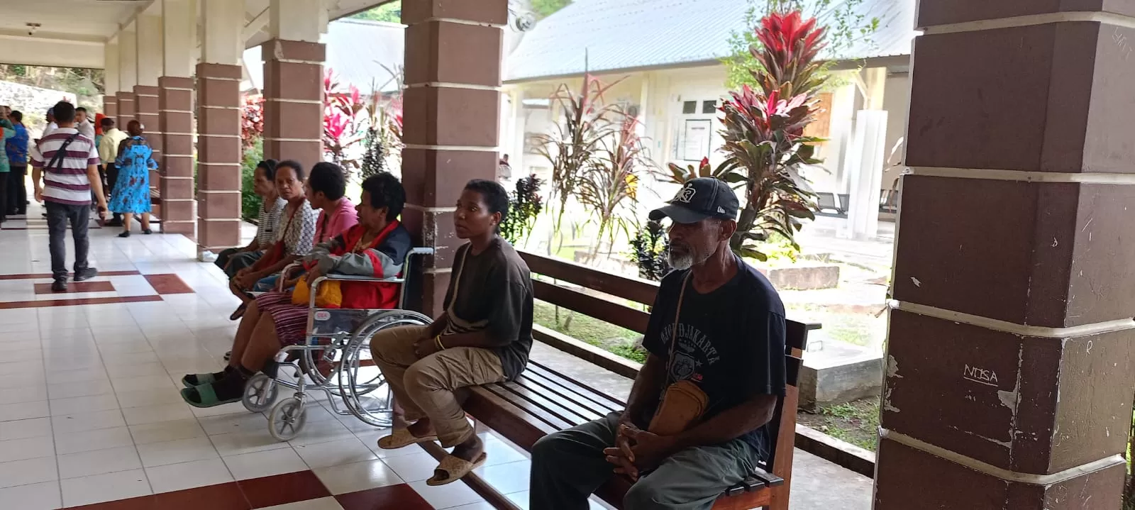 Pasien di RSUD Yowari, Kabupaten Jayapura, saat menunggu pemeriksaan, belum lama ini.  (CEPOSONLINE.COM/PRIYADI)
