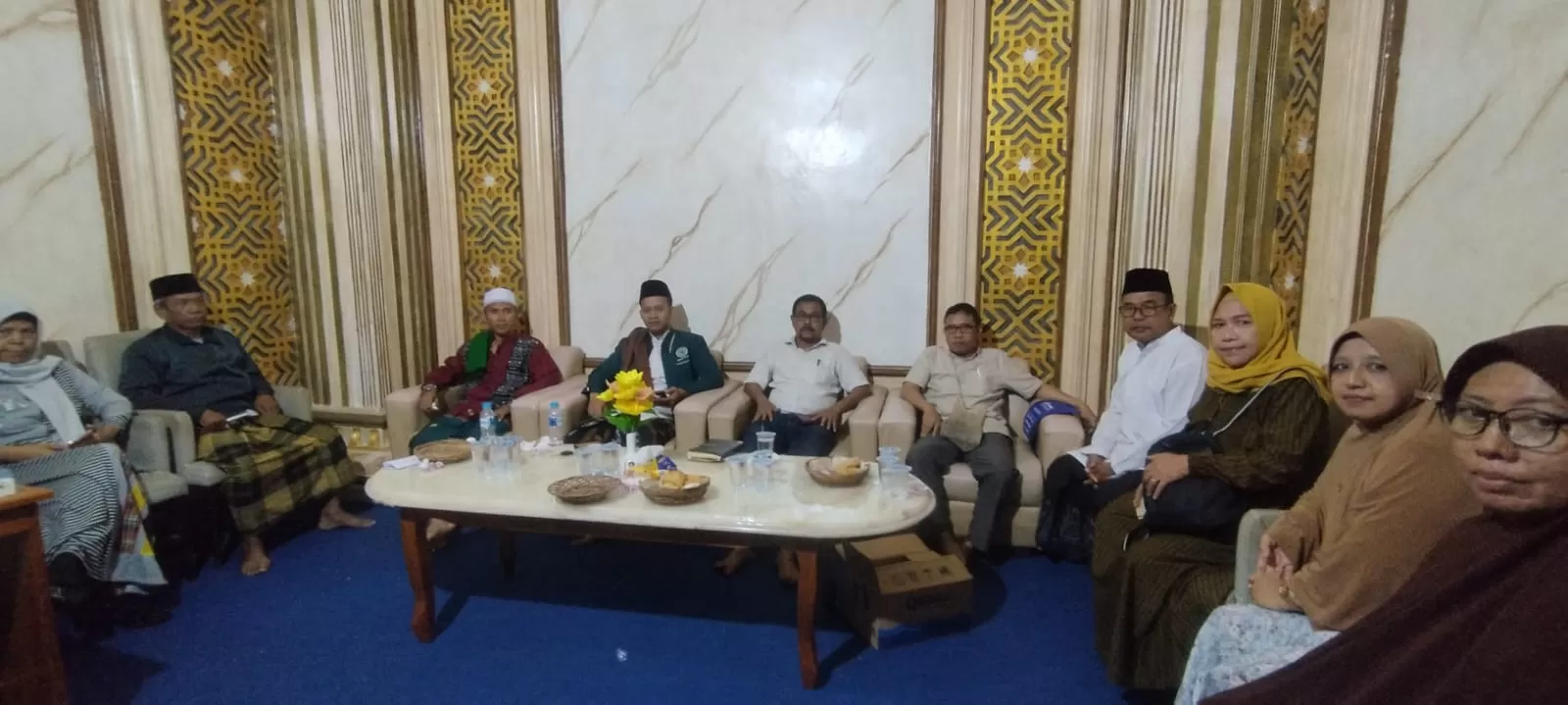 Pertemuan Ketua MUI Kabupaten Jayapura Ustadz Mustofa, bersama pengurus usai rapat MUI di Masjid Agung Al-Aqsha, Sentani, Senin (25/8/2025) malam.  (CEPOSONLINE.COM/ISTIMEWA)