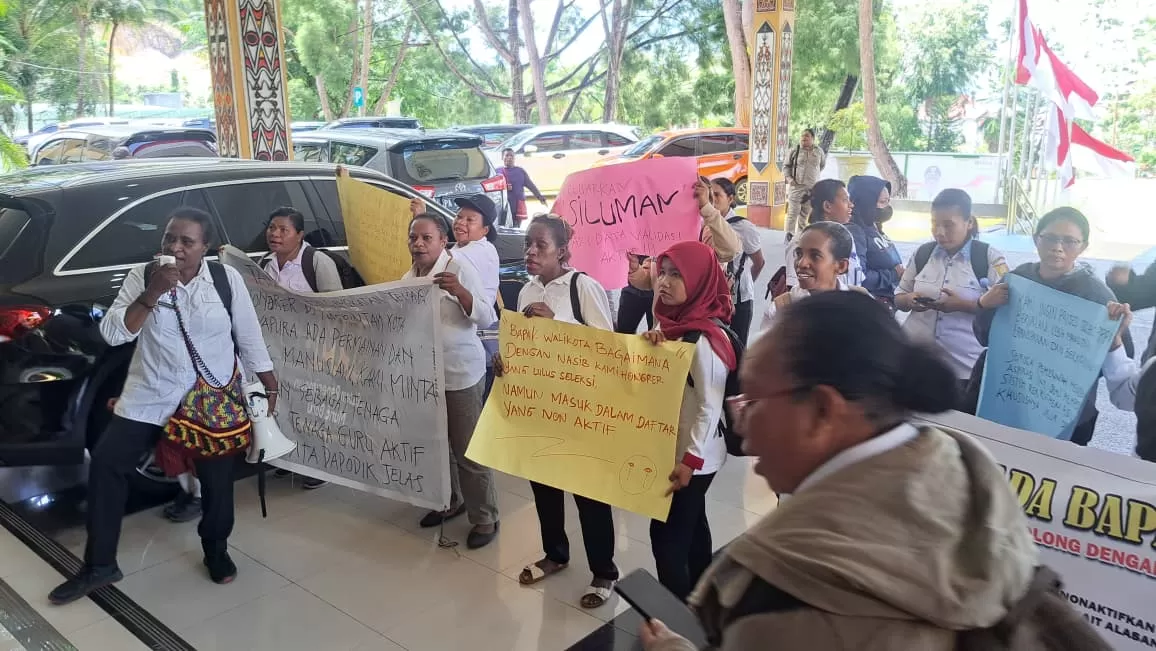 Para pendemo saat melakukan aksi di kantor walikota, Rabu (27/8/2025).
