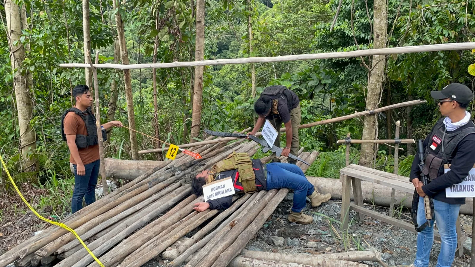 Proses rekonstruksi pembunuban dua Anggota Brumob di Jalan Trans Nabire&ndash;Enarotali, Distrik Siriwo, Kabupaten Nabire, Papua Tengah, oleh Aparat Gabungan, Selasa (26/8/2025). (CEPOSONLINE.COM/ODC)
