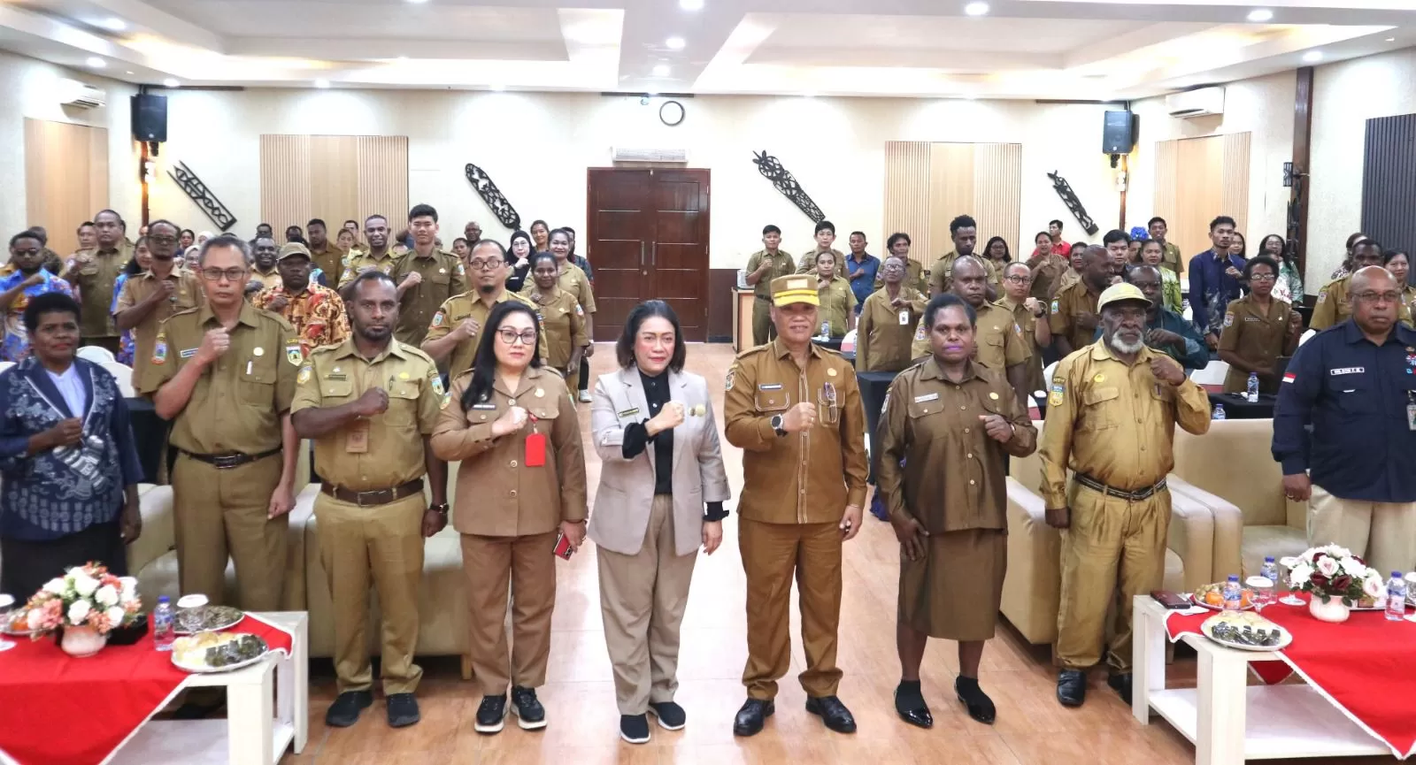 Kepala Kantor Regional (Kakanreg) IX Badan Kepegawaian Negara (BKN) Jayapura, Hardianawati foto bersama dengan Peserta FGD. (CEPOSONLINE.COM/ISTIMEWA)