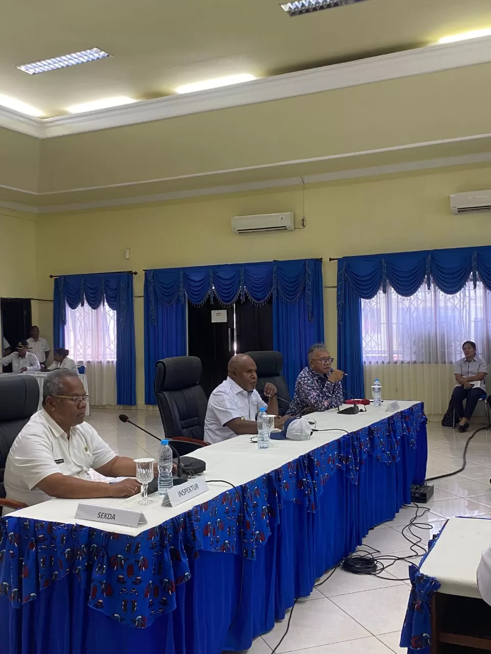 Bupati Jayapura Yunus Wonda menghadiri kegiatan Sosialisasi Survei Penilaian Integritas (SPI) Tahun 2025 bersama KPK RI di Aula Kantor Bupati, Rabu (27/8/2025)   CEPOSONLINE.COM/HUMAS PEMKAB JAYAPURA)