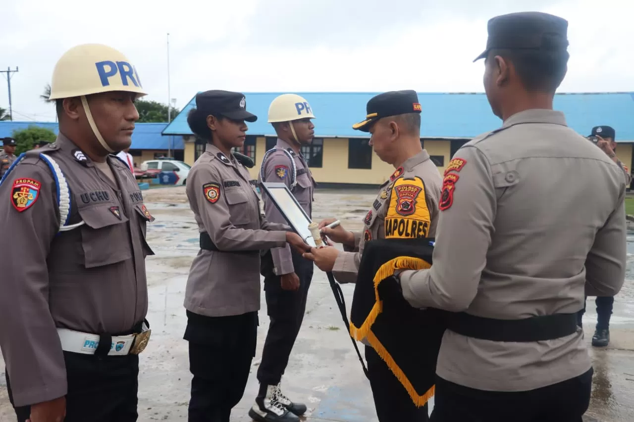 Kapolres Mappi Kompol Suparmin, saat melakukan PTDH terhadap seorang personel Polres Mappi Bripda NK, Selasa (26/8/2025)  Ceposonline.com/Humas Polres Mappi