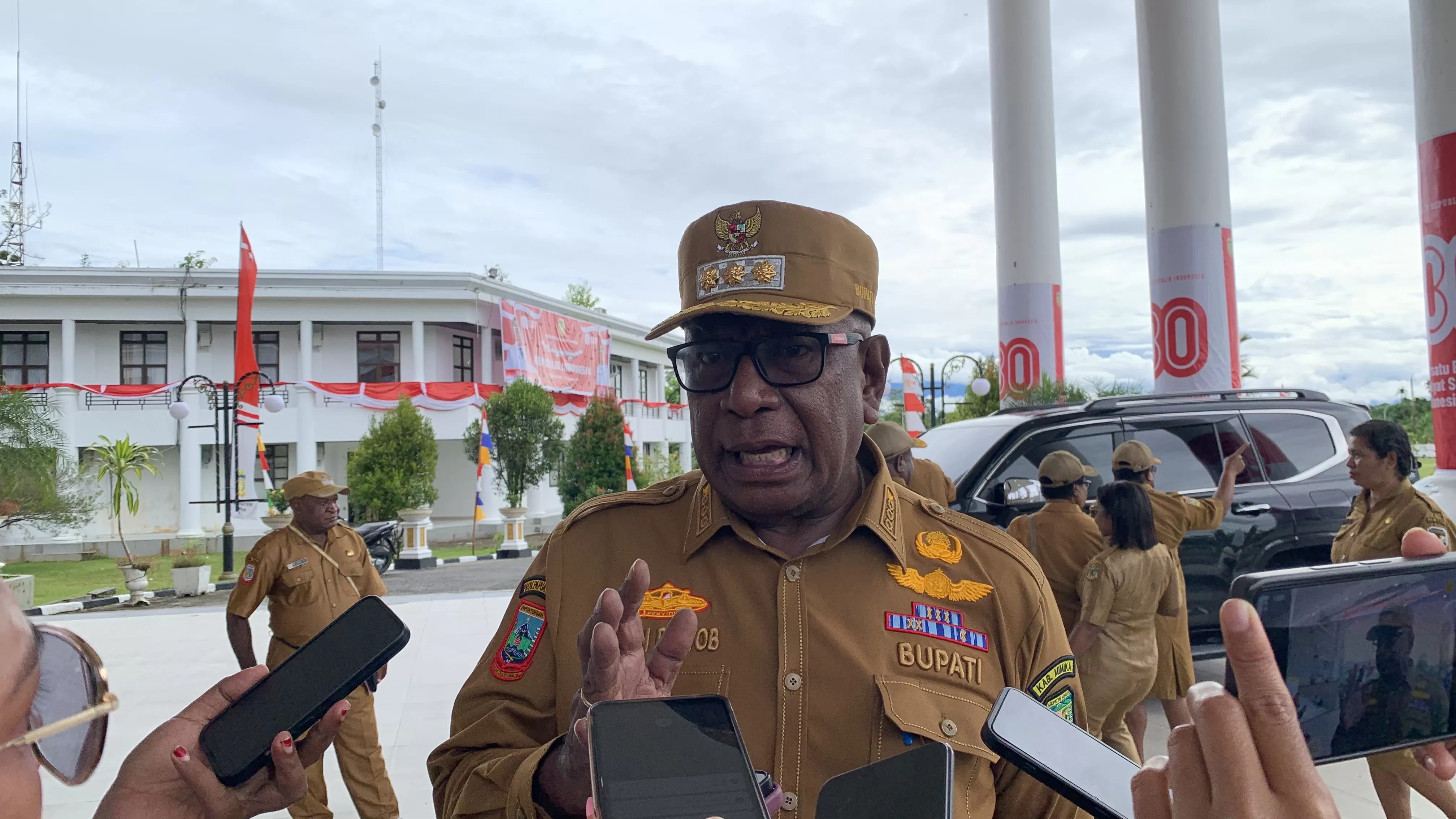 Bupati Mimika, Johannes Rettob, saat diwawancara pada Rabu, 27 Agustus 2025. (CENDERAWASIH POS/WAHYU WELERUBUN)