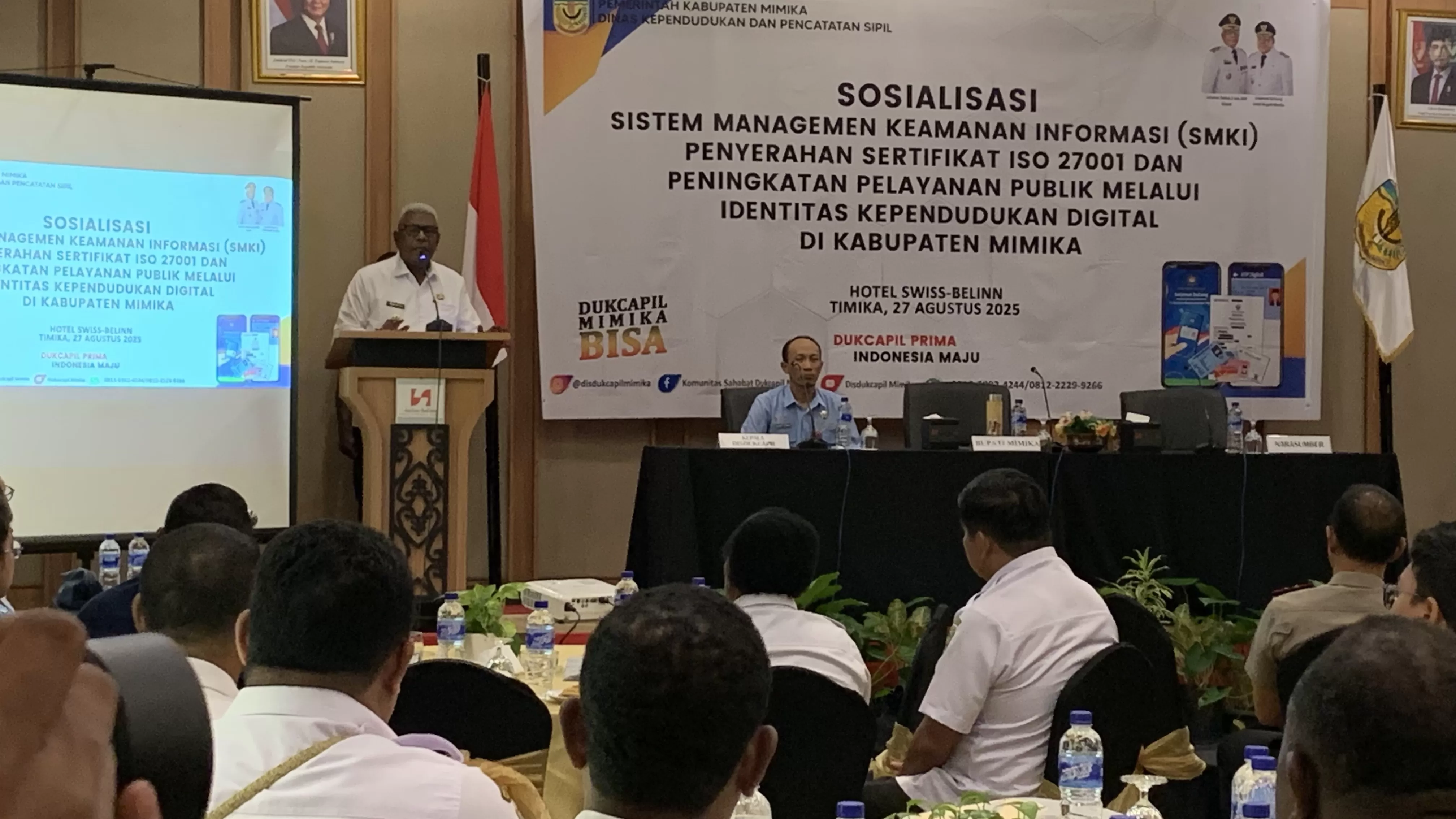 Bupati Mimika, Johannes Rettob di Sosialisasi Sistem Managemen Keamanan Informasi (SKMI). (Cenderawasih Pos/Moh. Wahyu Welerubun)