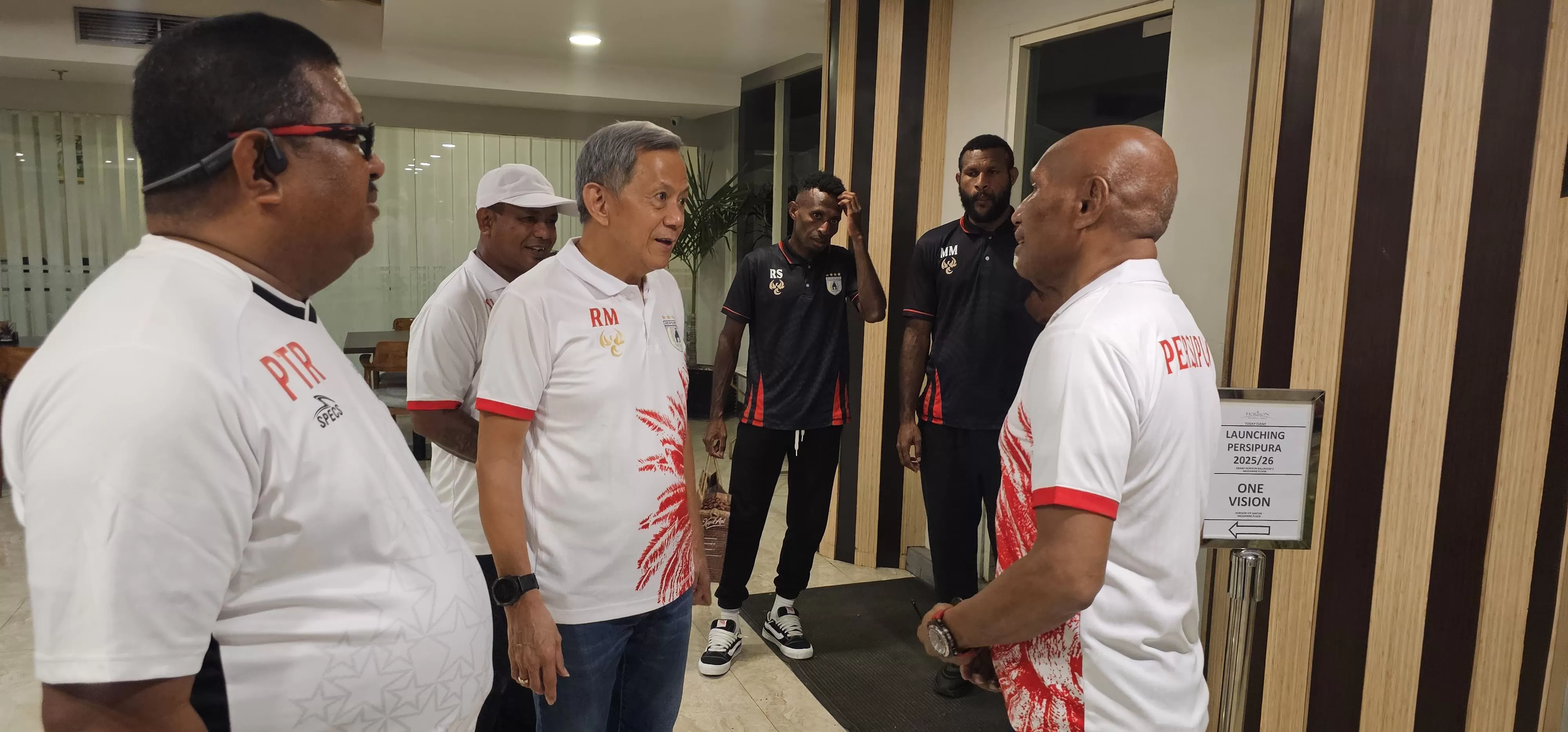 Ketua Umum Persipura, Benhur Tomi Mano bersama Komisaris Persipura, Rudy Maswi saat berbincang dengan pemain usai launching tim Persipura. (CEPOSONLINE.COM/HANS PALEN)
