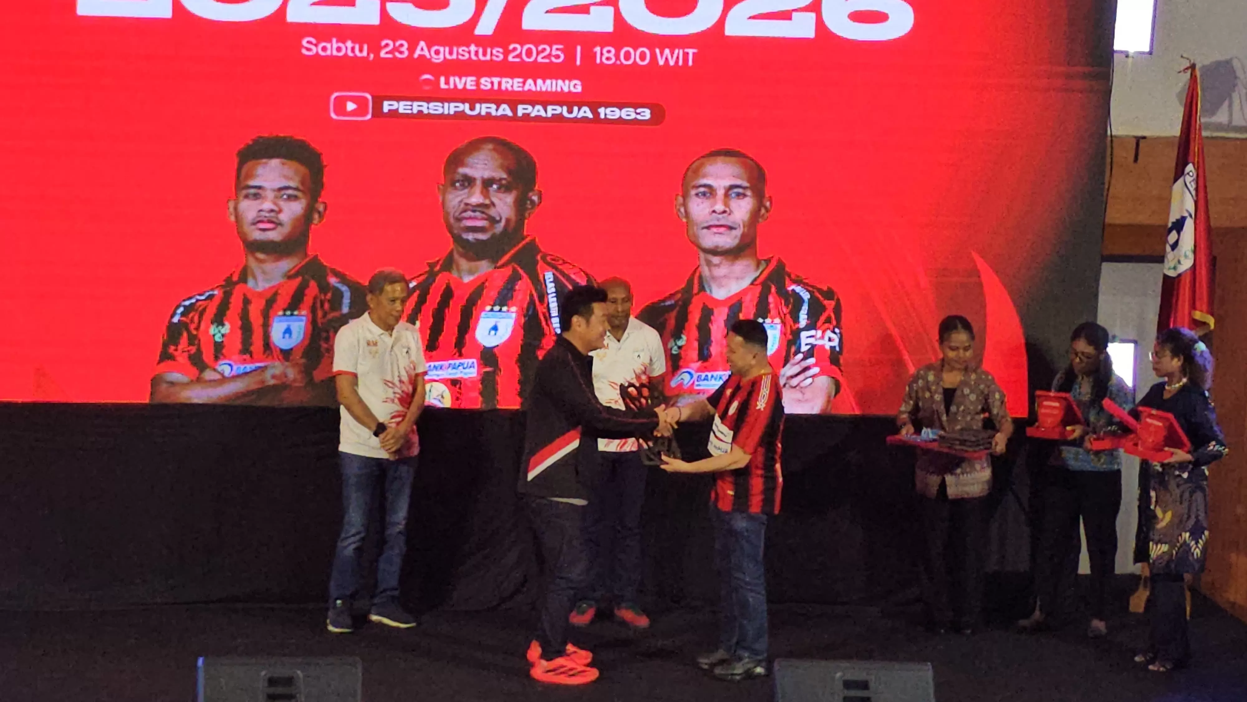 Manager Persipura, Owen Rahadiyan saat memberikan cenderamata kepada pimpinan PT. Bank Papua saat Launching tim Persipura sebagai salah satu sponsor. (CEPOSONLINE.COM/HANS PALEN)