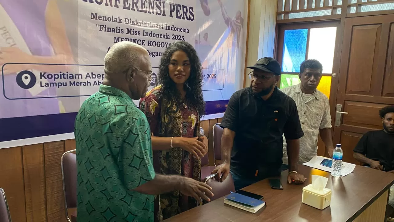 Merince Kogoya korban dugaan diskriminasi oleh panitia Miss Indonesia 2025 asal Papua Pegunungan saat mengelar konferensi pers di Abepura, Jumat (29/8/2025). (Ceposonlinemcom/Jimi)