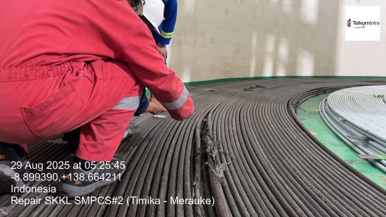Kondisi kabel SKKL yang mengalami kerusakan (Saunt Fault) yang telah diangkat ke atas kapal untuk dilakukan penyambungan atau perbaikan. (Ceposonline.com/Istimewa)