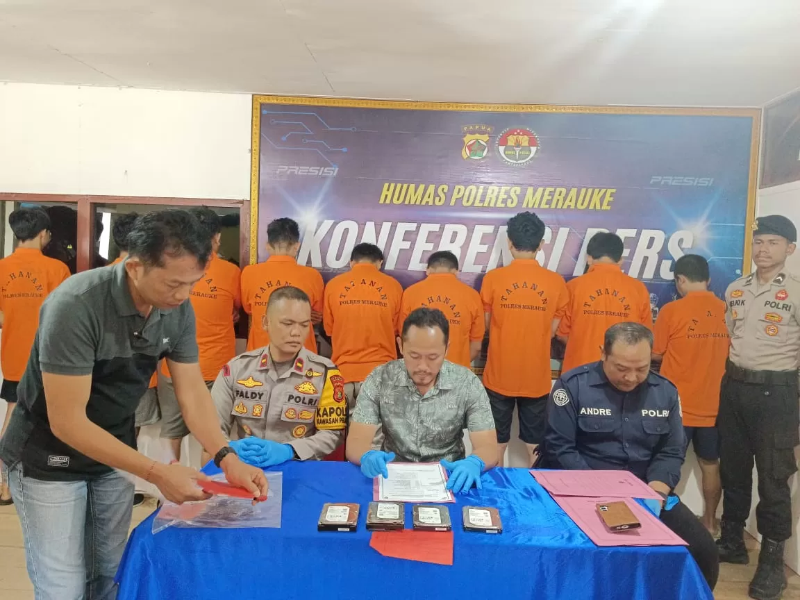 Kasat Kasat Reskrim AKP Anugrah Sari Darmawan didampingi Ps Kapolsek KPL Merauke Ipda Muh. Adam Srifaldy dan Ps Kasi Humas Ipda Andre MS saat memberikan keterangan terkait kasus pengeroykan