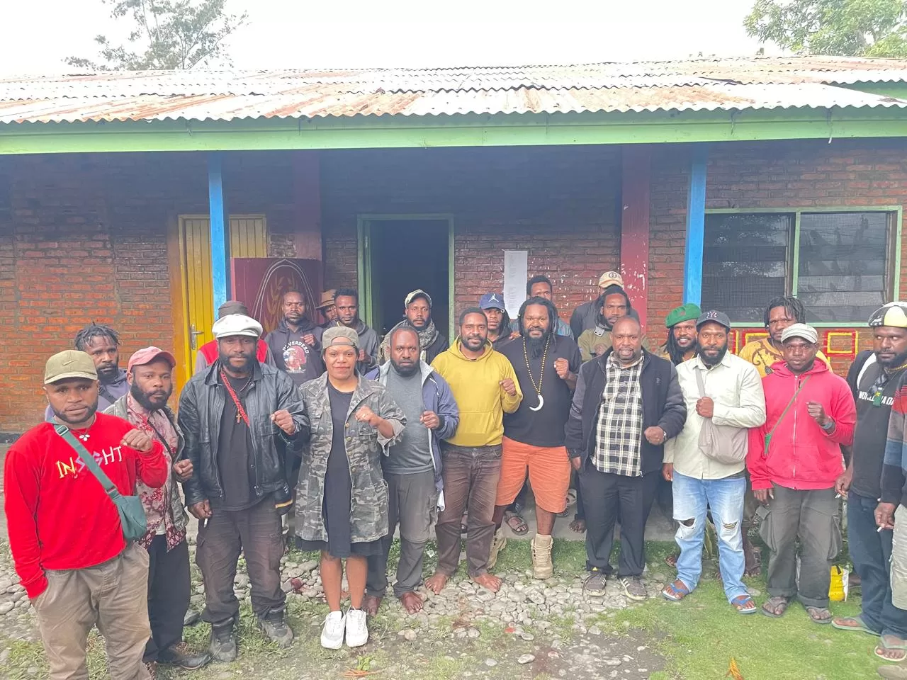 Urbanus Hilapok, Wakol Yelipele, dan Harun Mosib, dan rekan-rekannya memberikan keterangan pers di sekretariat PMKRI Jayawijaya Minggu (31/8/2025). Mereka akan menggelar aksi bersama Cipayung dan OKP  (CEPOSONLINE.COM/DENI)
