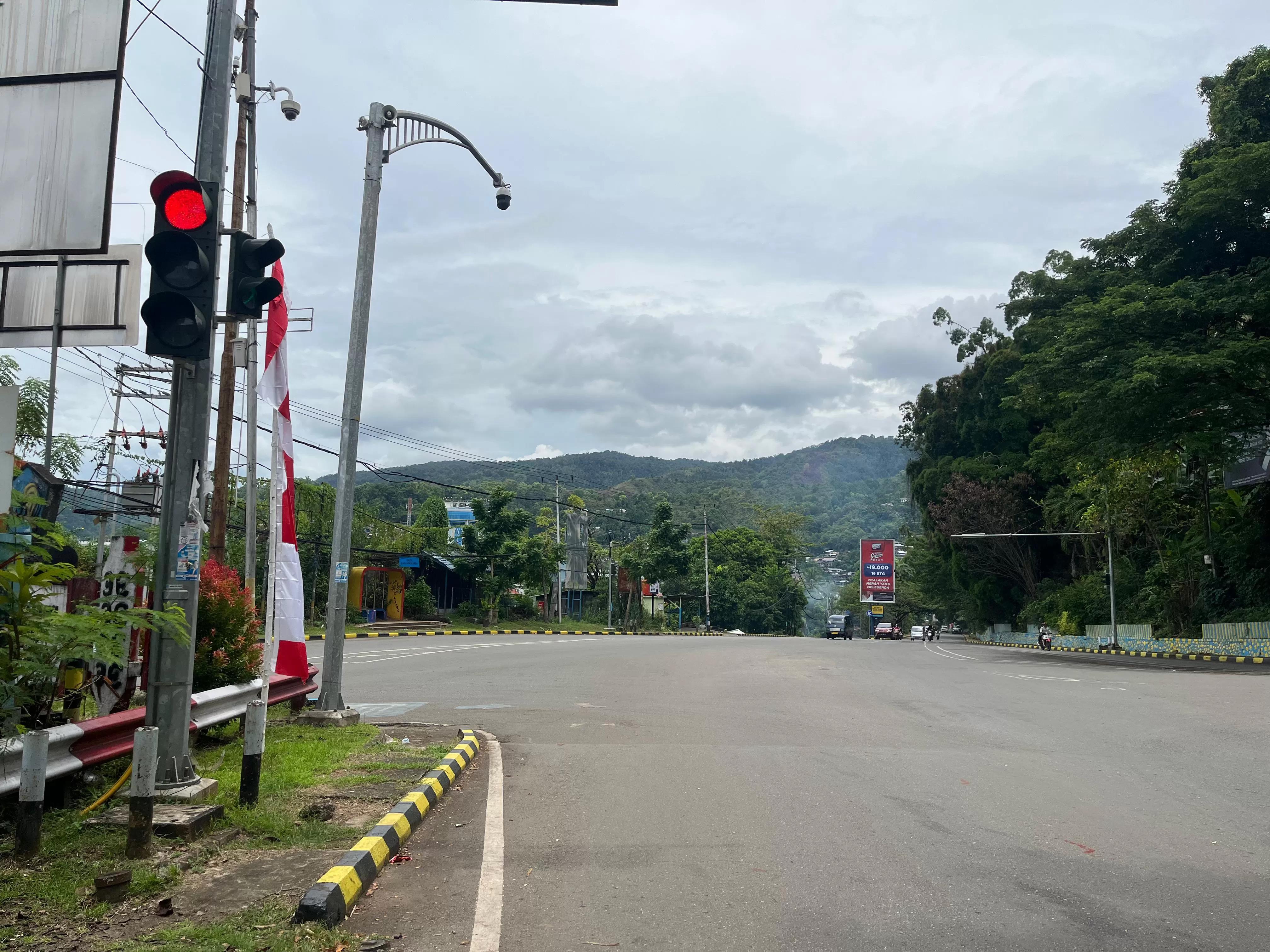 Situasi jalanan yang tampak sepi di wilayah Dok 2 Jayapura Utara pada Senin 1 September 2025. (CEPOSONLINE.COM/GRATIANUS SILAS)