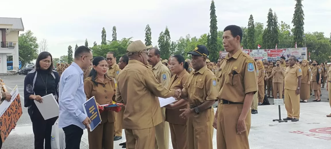 Bupati Jayapura, Yunus Wonda, secara resmi menyerahkan Surat Keputusan (SK) Pensiun kepada delapan Aparatur Sipil Negara (ASN) di lingkungan Pemerintah Kabupaten Jayapura, Senin (2/9/2025).