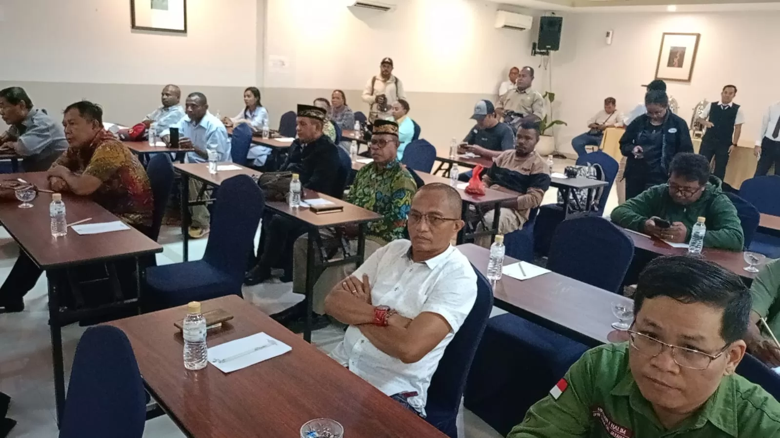 Stakeholder di Kabupaten Jayapura mendengarkan arahan Bupati Jayapura Yunus Wonda yang membahas situasi Kamtibmas, di Hotel Suni Sentani, Selasa (2/9/2025). (CEPOSONLINE.COM/PRIYADI)