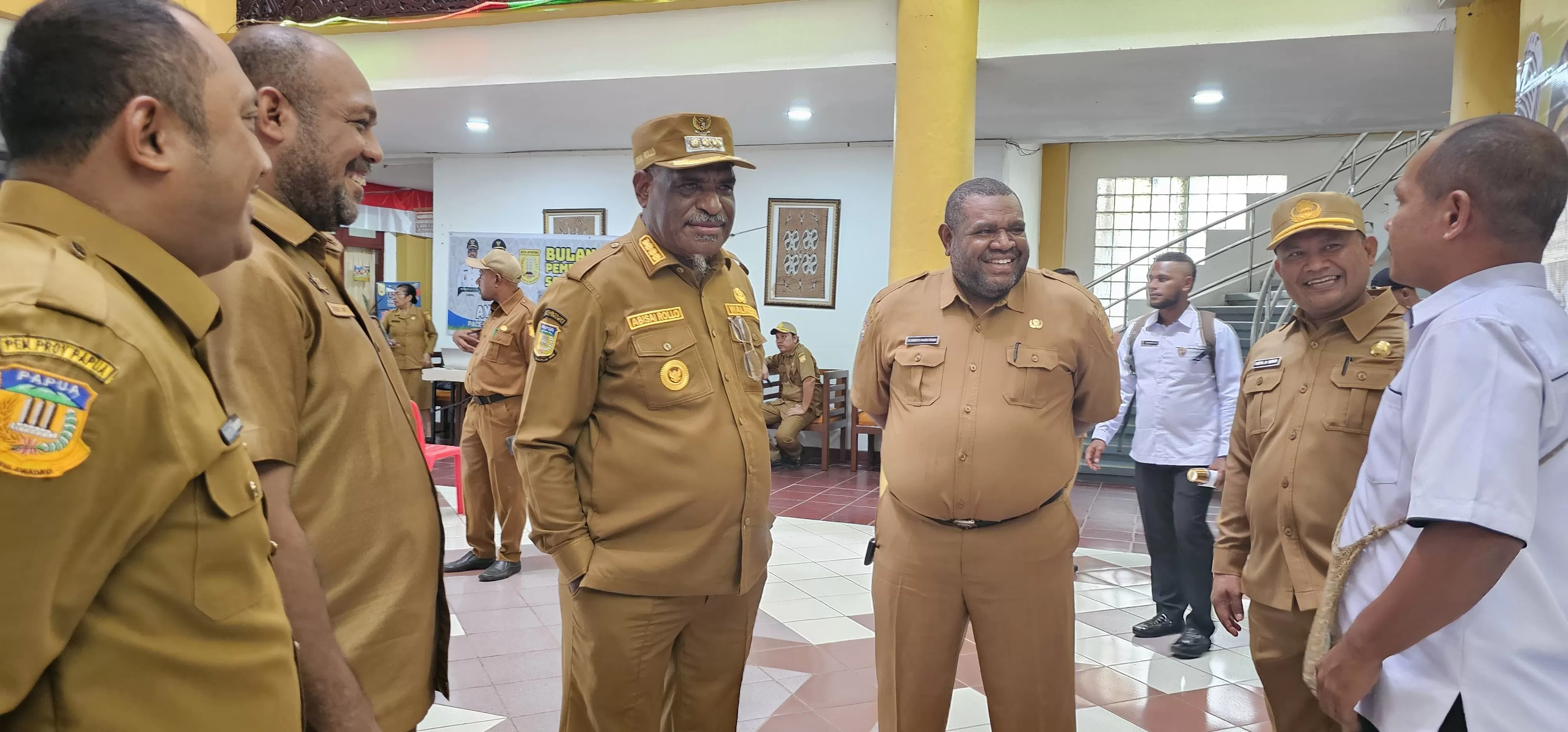 Wali Kota Jayapura, Abisai Rollo ketika berbincang dengan beberapa pimpinan OPD. (CEPOSONLINE.COM/HANS PALEN)