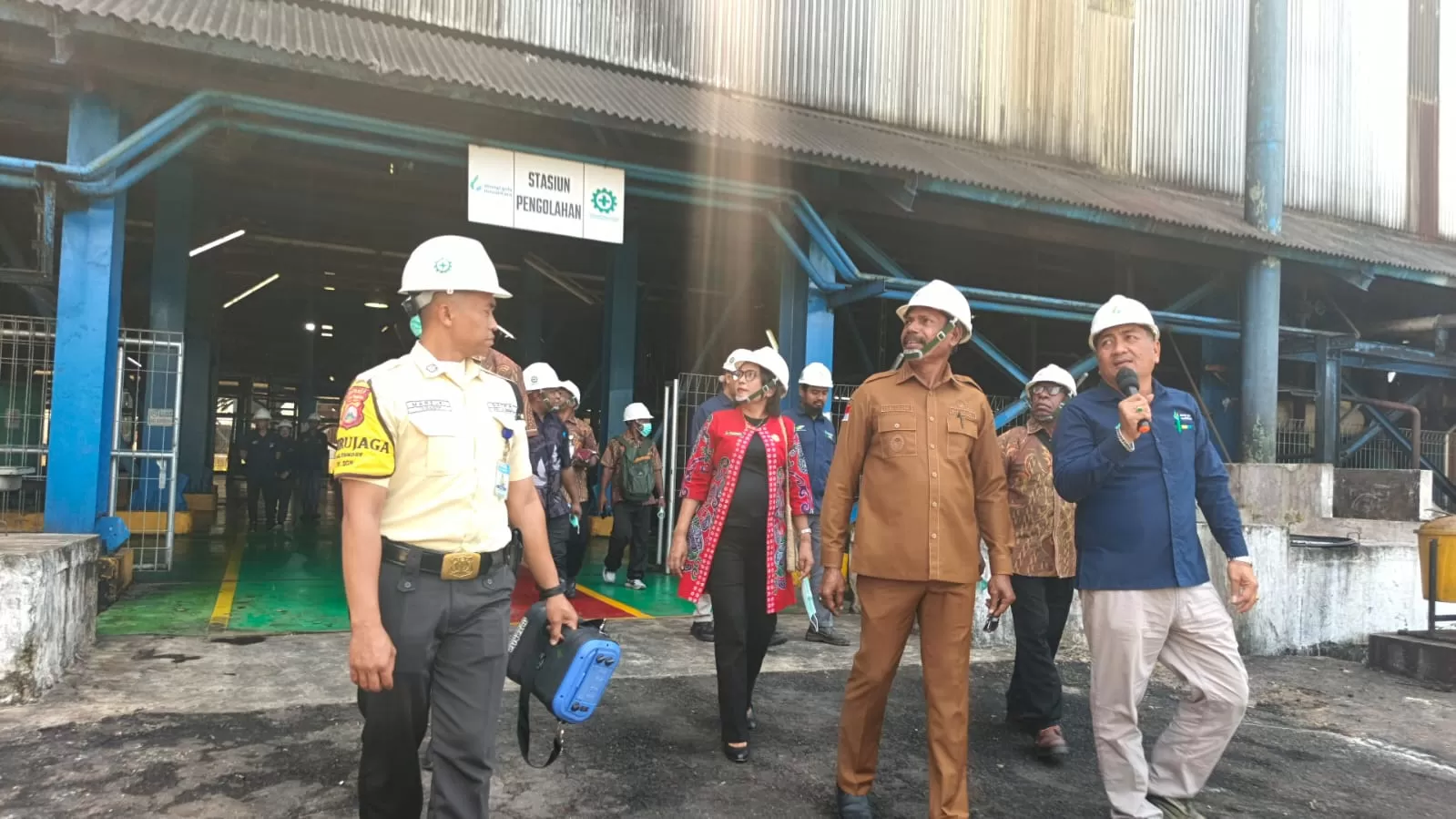 Wakil Bupati Waropen, Yoel Boari, bersama rombongan melakukan kunjungan kerja ke Pabrik Gula Glemenmore (PEMKAB WAROPEN)