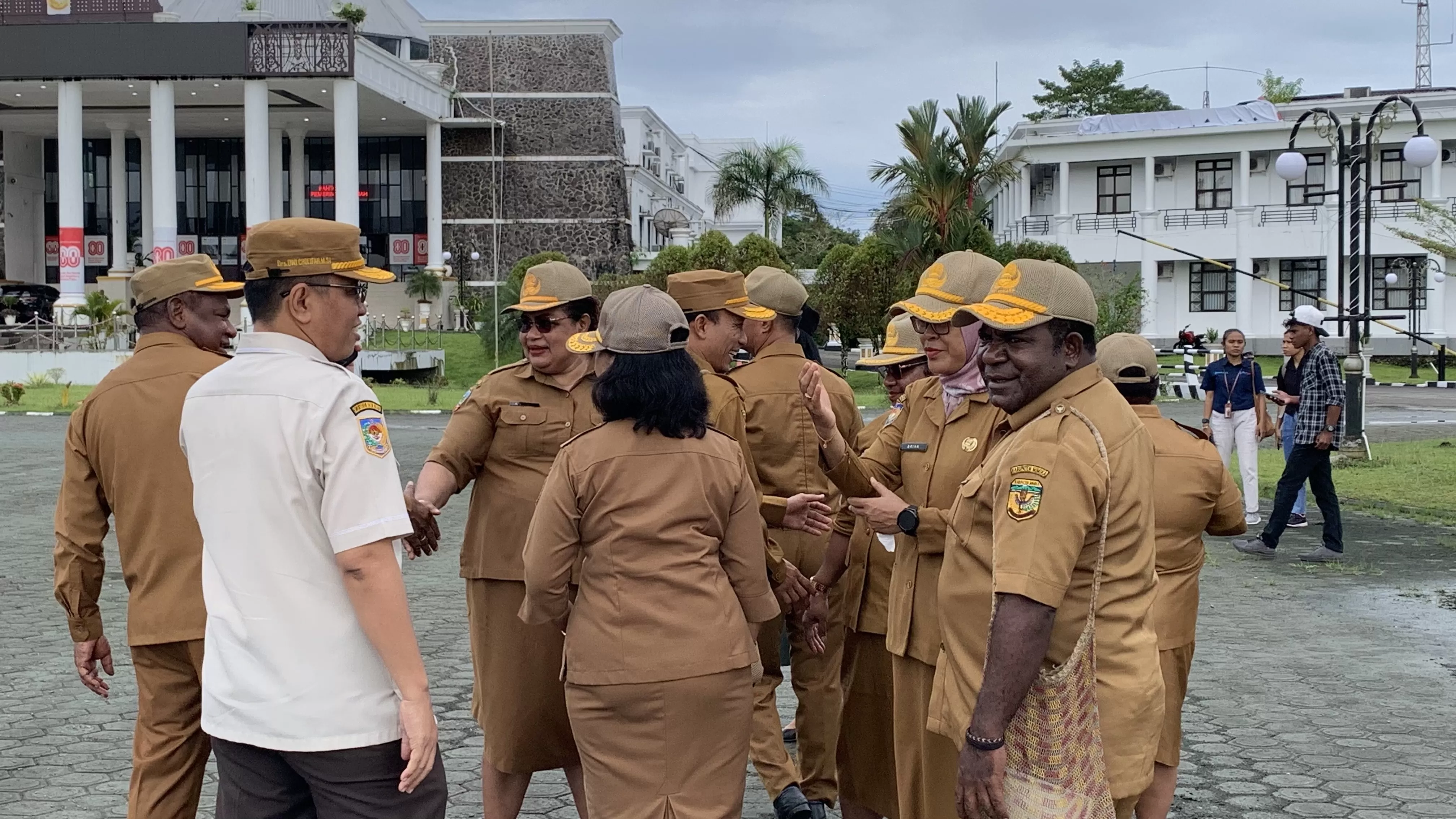 Para pejabat peserta seleksi terbuka 12 JPT Pratama lingkungan Pemerintahan Kabupaten Mimika di apel pagi pada Senin, 8 September 2025. (CENDERAWASIH POS/WAHYU WELERUBUN)