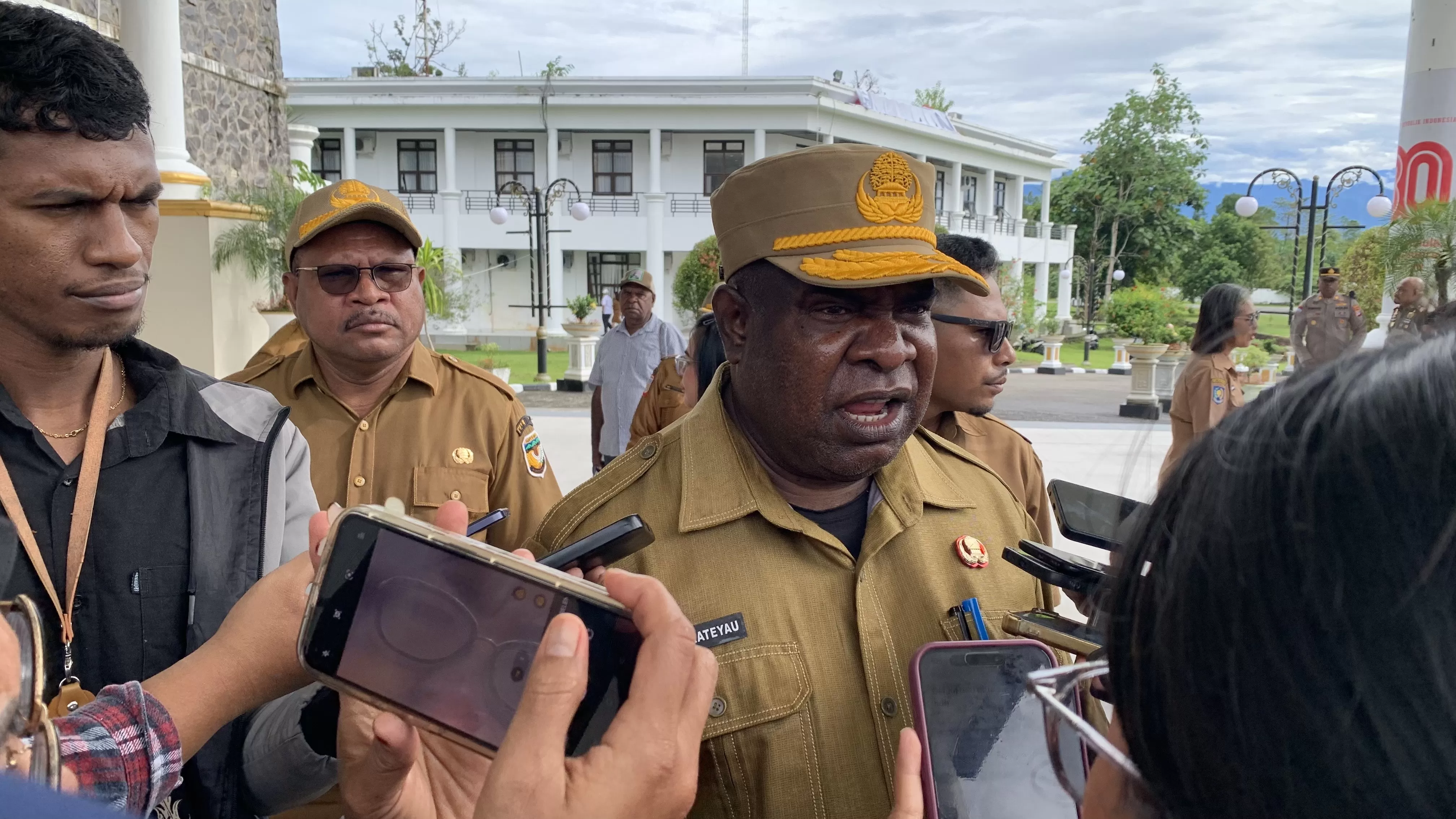 Pj Sekda Mimika, Abraham Kateyau. (CENDERAWASIH POS/WAHYU WELERUBUN)