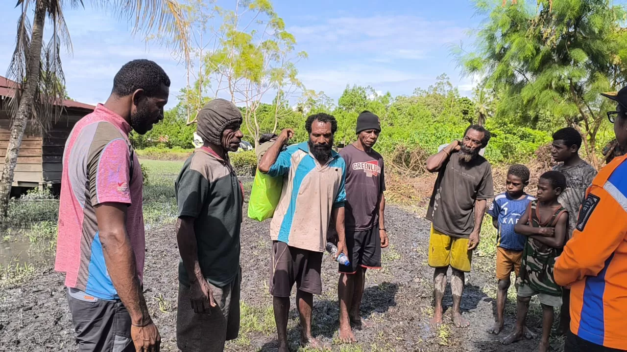 Potret warga Kirihi Waropen yang terdampak banjir. Mereka baru saja mendapat kunjungan dari pemerintah daerah setempat. (BPBD Waropen)