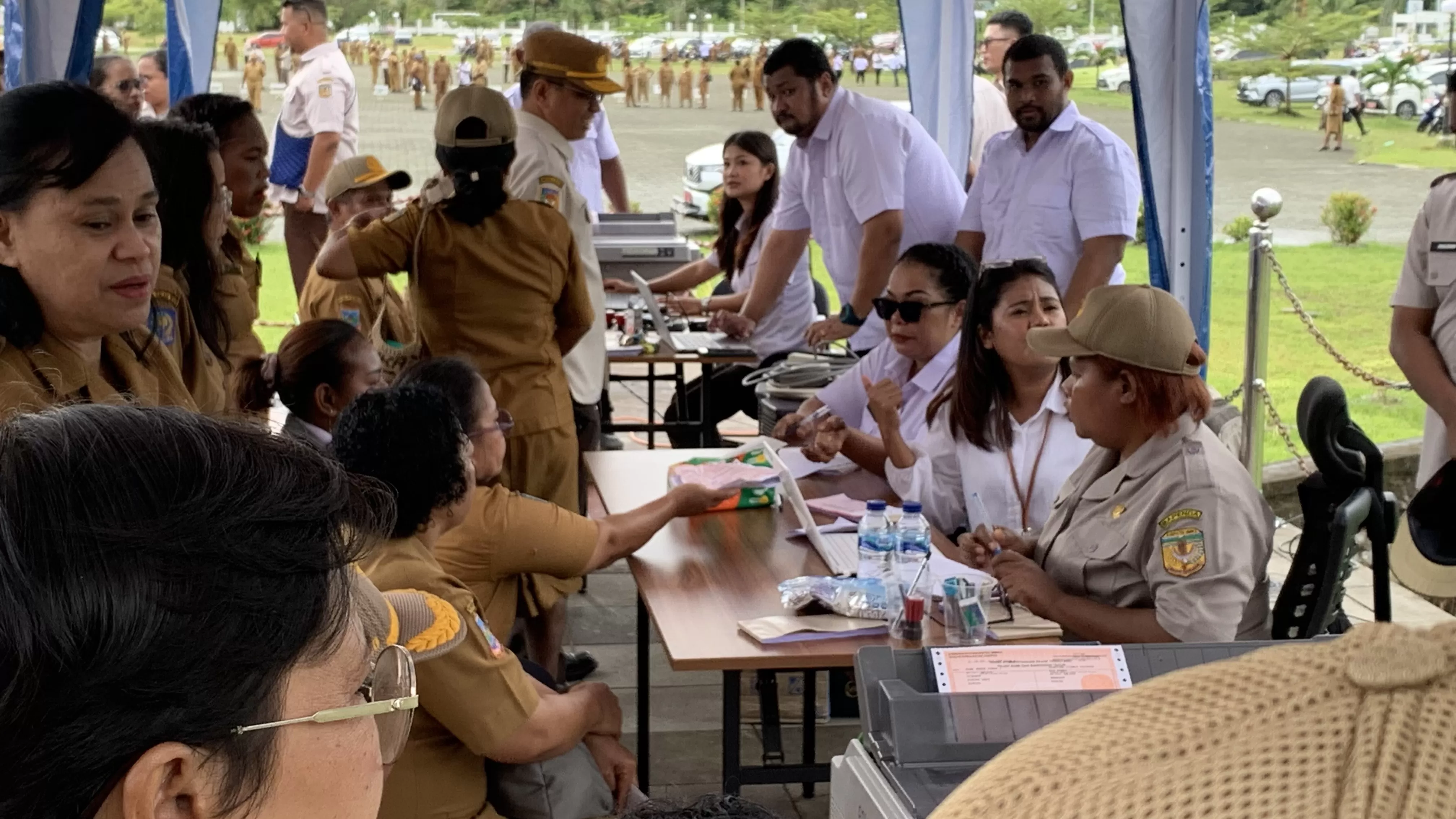 Posko pelayanan pajak daerah di Kantor Pusat Pemerintahan Kabupaten Mimika yang dibuka oleh Badan Pendapatan Daerah (Bapenda). (Cenderawasih Pos/Moh. Wahyu Welerubun).
