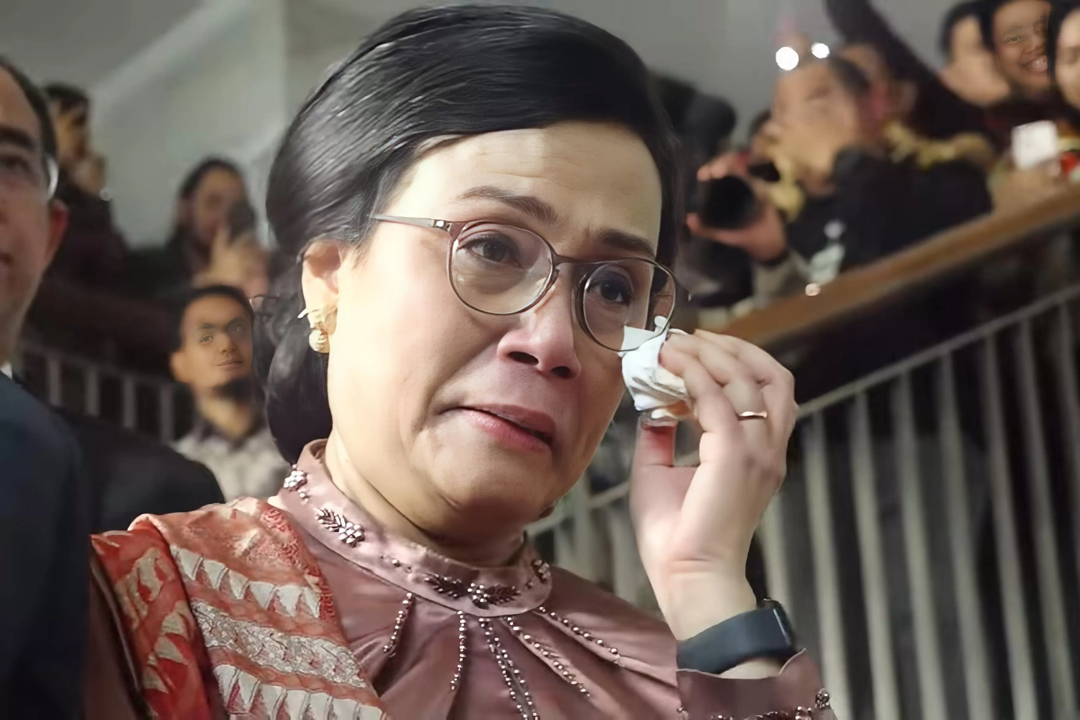 Tangis Sri Mulyani pecah saat diiringi keluar kantor Kementerian Keuangan. Mantan Menteri Keuangan itu diantar para pegawai kantor Kemenkeu, Selasa 8 September 2025. (Dok Kementerian Keuangan)