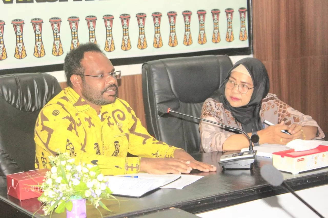 Anggota DPD RI Arianto Kogoya (batik Papua) saat kunjungan kerja di Kantor BNN Papua, Selasa (9/9/2025).(CEPOSONLINE.COM/ISTIMEWA)