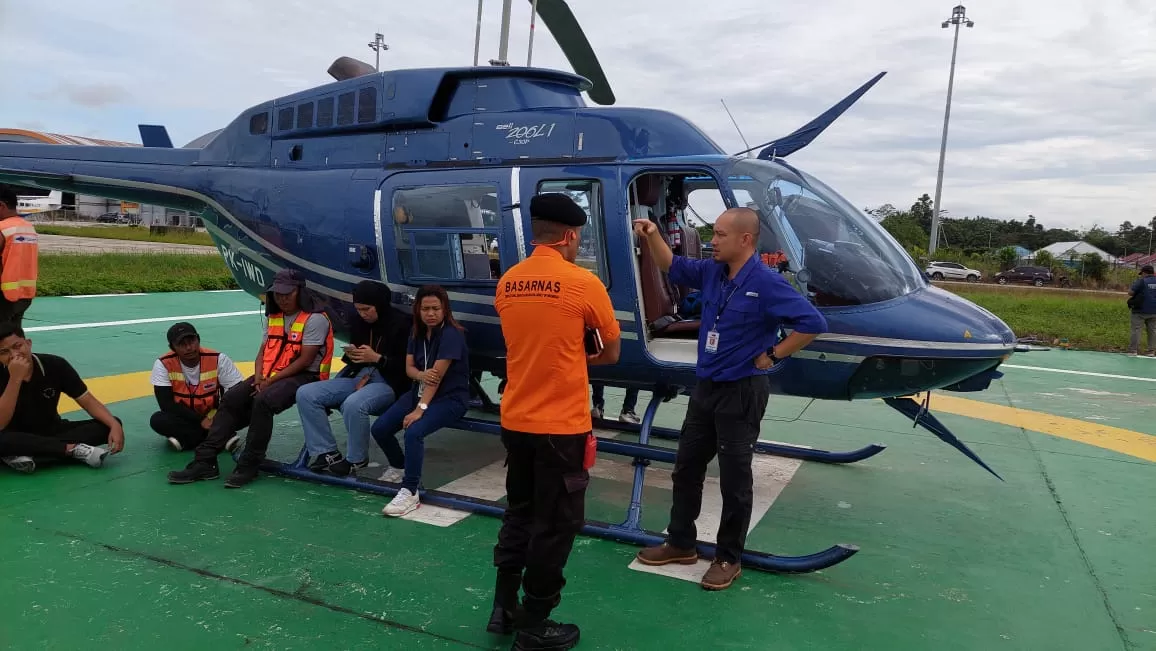 Tim SAR terlihat sedang berada di landasan helikopter PT Intan Angkasa Air Service. (Dok SAR Timika)