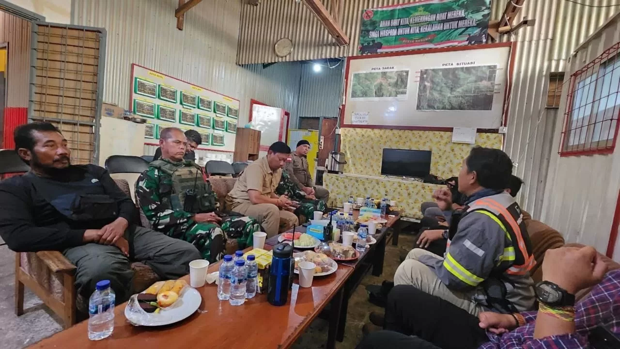 Personel Koramil 1710-04/Tembagapura sedang berkoordinasi dengan stakeholder terkait sebagai upaya siaga evakuasi korban terjebak longsor. (Koramil 1710-04/Tembagapura)  