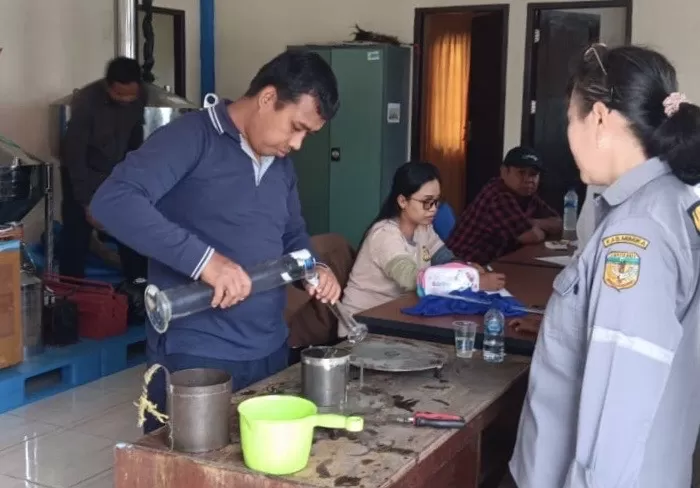 Petugas Disperindag Kabupaten Mimika sedang melakukan tera ulang terhadap alat ukur Pangkalan Mitan.  (BMKG TIMIKA)