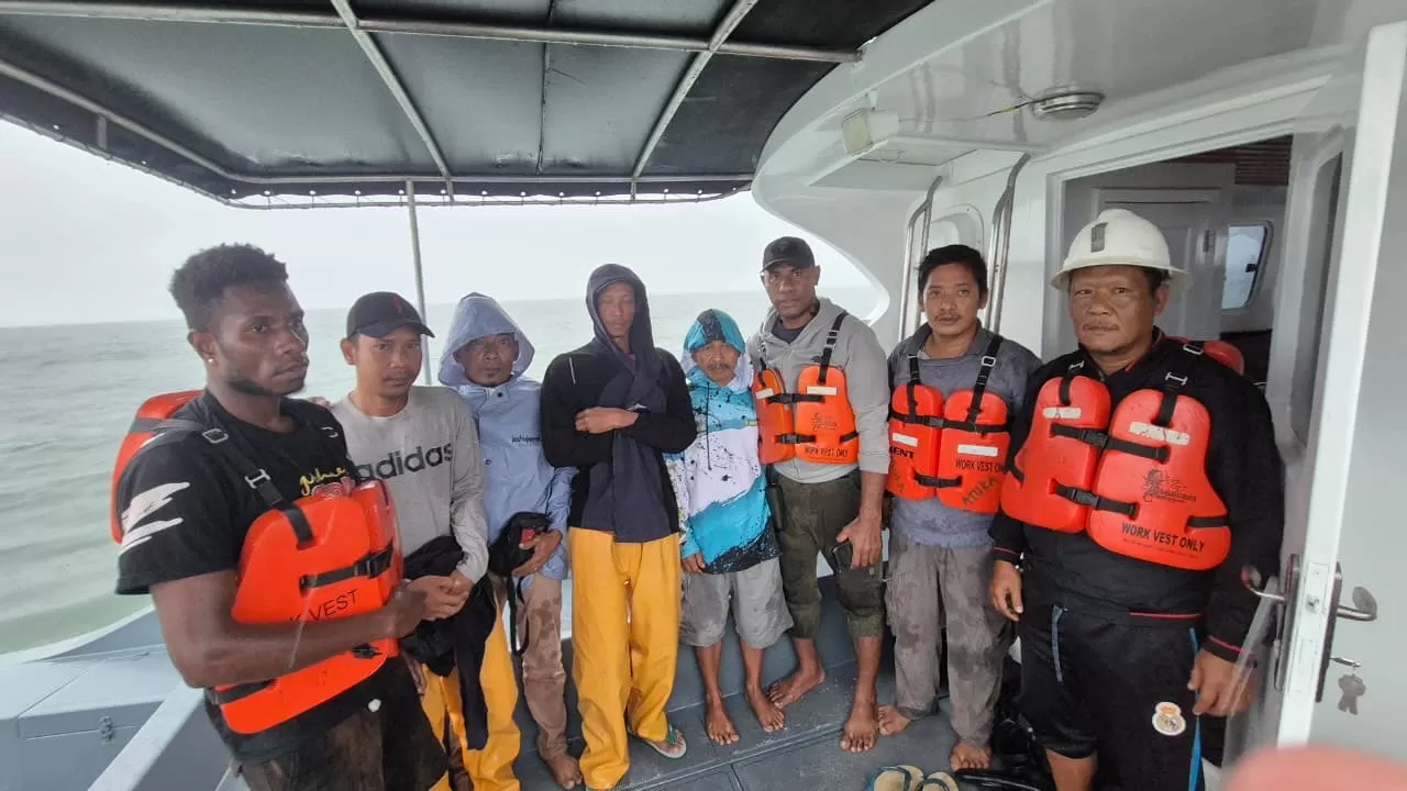 Para pemancing yang berhasil dievakuasi oleh Sat Polair Polres Mimika, Senin (15/9/2025), (Foto: Humas Polres Mimika).