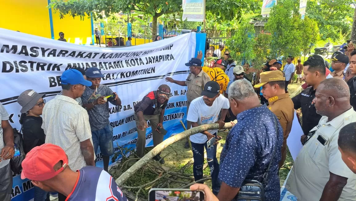 Wakil Wali Kota, Rustan Saru saat mendengar aspirasi warga di depan Kantor Kampung Holtekamp, Selasa (16/9/2025). (CEPOSONLINE/TAKIM)