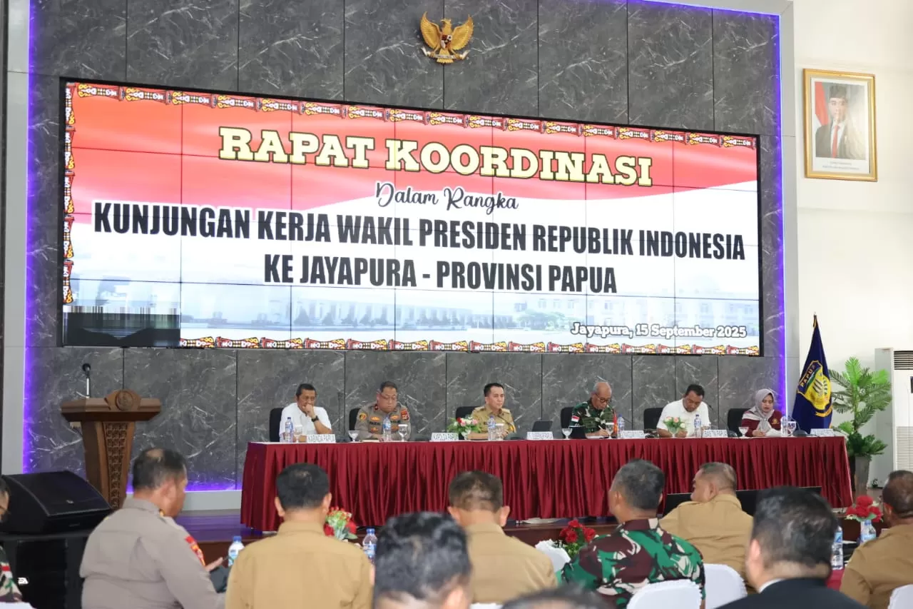 Pj Gubernur Papua, Agus Fatoni saat memimpin rapat koordinasi kunker Wapres Gibran Rakabuming Raka ke Provinsi Papua, Senin (15/9/2025).(CEPOSONLINE.COM/ELFIRA)