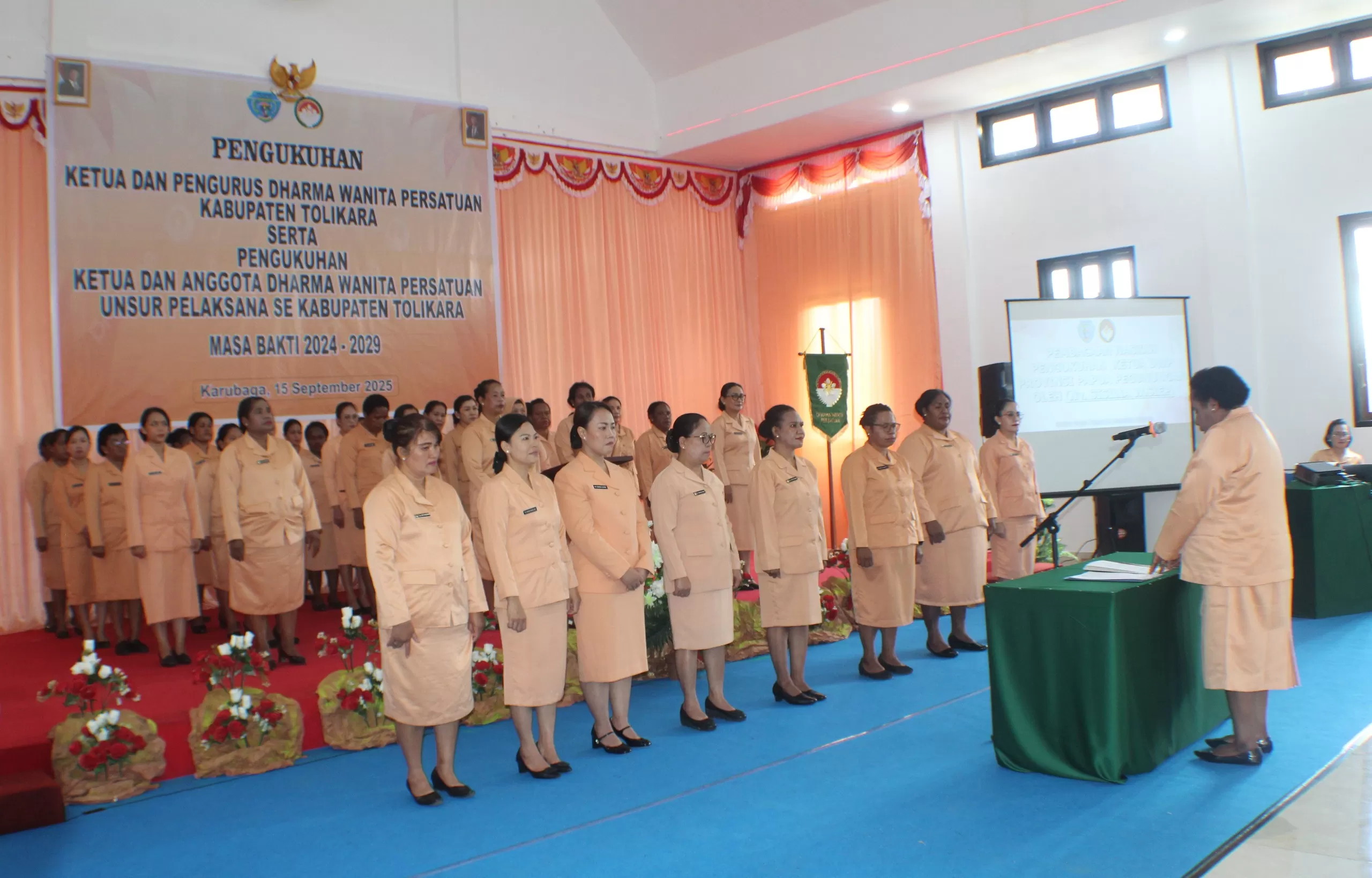 Ketua Dharma Wanita Persatuan (DWP) Provinsi Papua Pegunungan, Ny. Sisilia W. Siep, secara resmi mengukuhkan Pengurus DWP Kabupaten Tolikara masa bakti 2024&ndash;2029, Senin (15/9/2025).