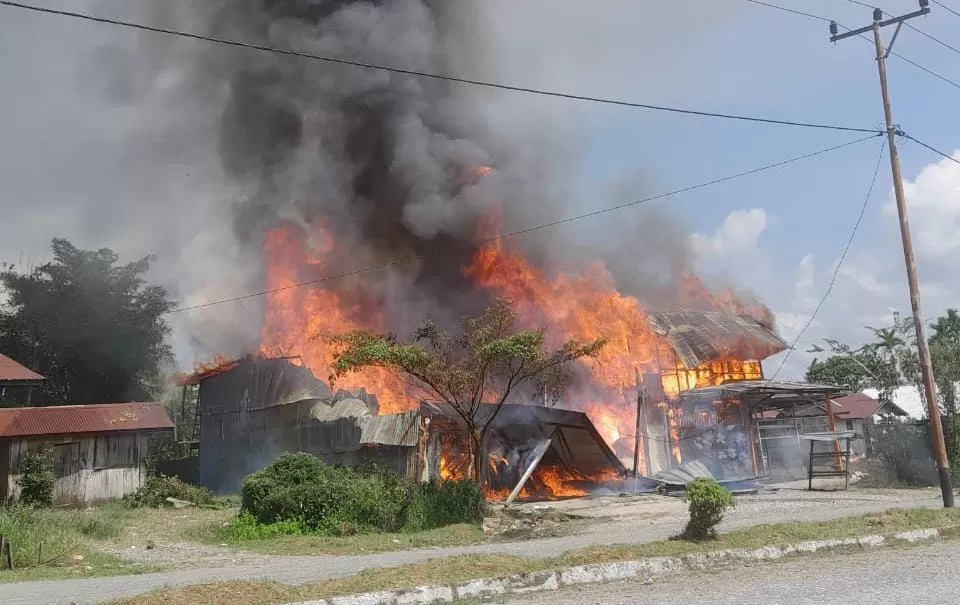 Para pelajar melakukan aksi pembakaran di Elelim, Yalimo, Selasa (16/9/2029) (CEPOSONLINE/SIMON)