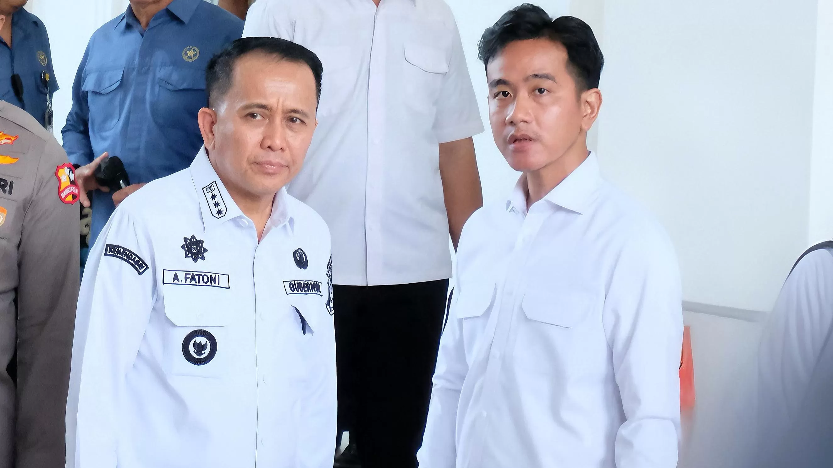Wakil Presiden, Gibran Rakabuming, (kiri) bersama Pj Gubernur Papua, Agus Fatoni (kiri) usai pertemuan dengan kepala daerah se-Papua di Jayapura, Rabu, 17 September 2025. (CEPOSONLINE.COM/GRATIANUS SILAS)
